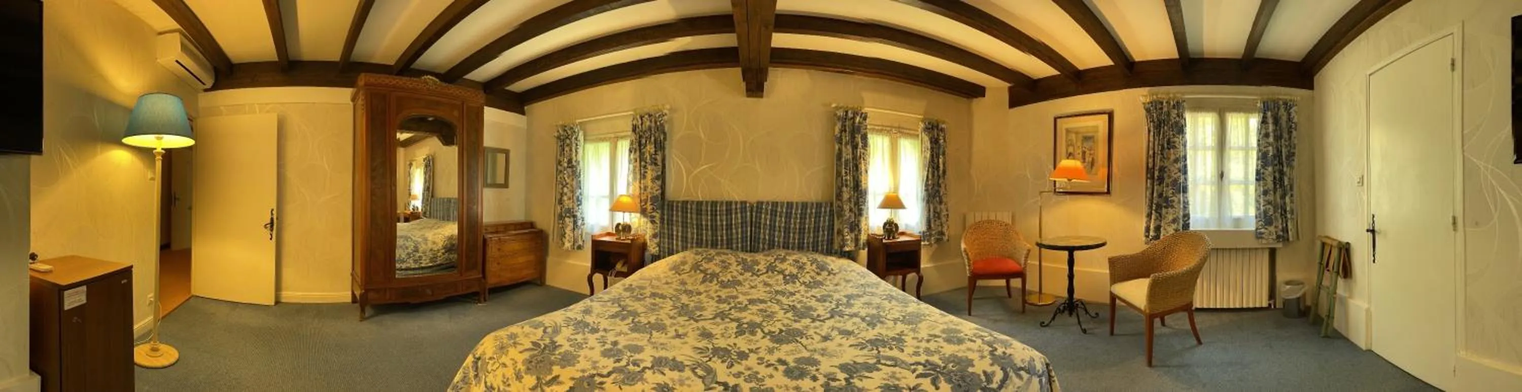 Photo of the whole room, Bed in Le Manoir de Bellerive