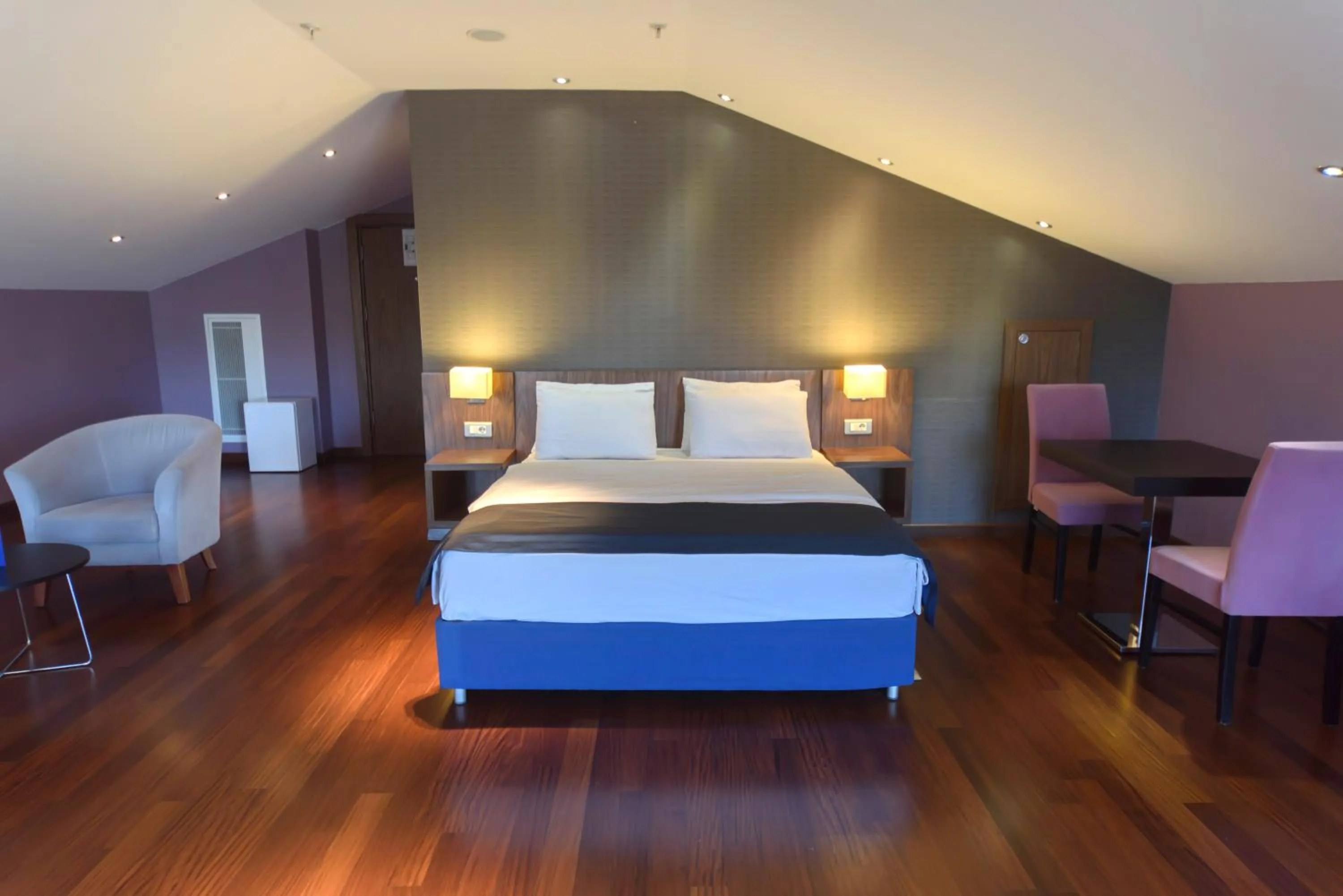 cot, Bed in Holiday Inn Express Istanbul-Altunizade by IHG