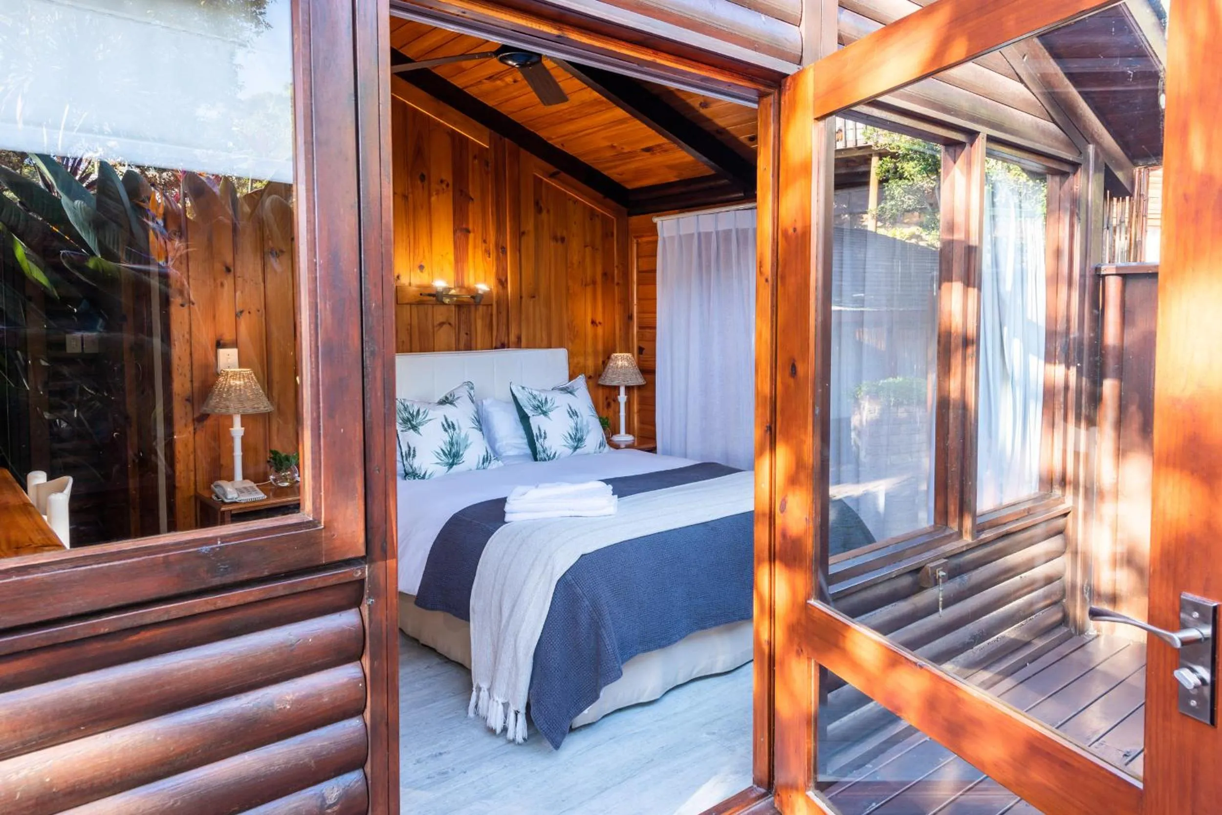 Bedroom, Bed in Under Milkwood Resort