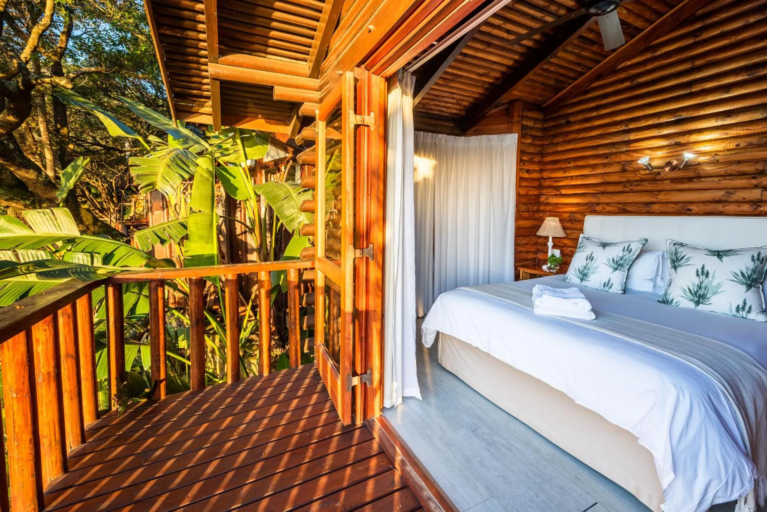 Bedroom, Bed in Under Milkwood Resort