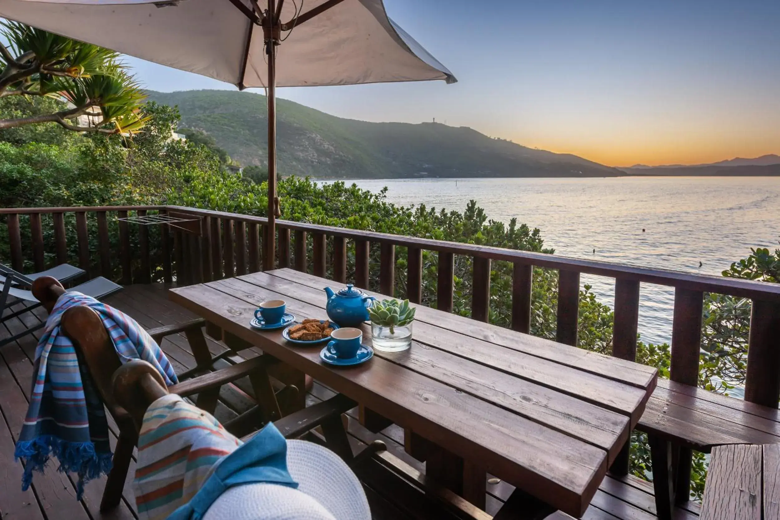 Chalet - Waterfront in Under Milkwood Resort Chalet - Waterfront in Under Milkwood Resort