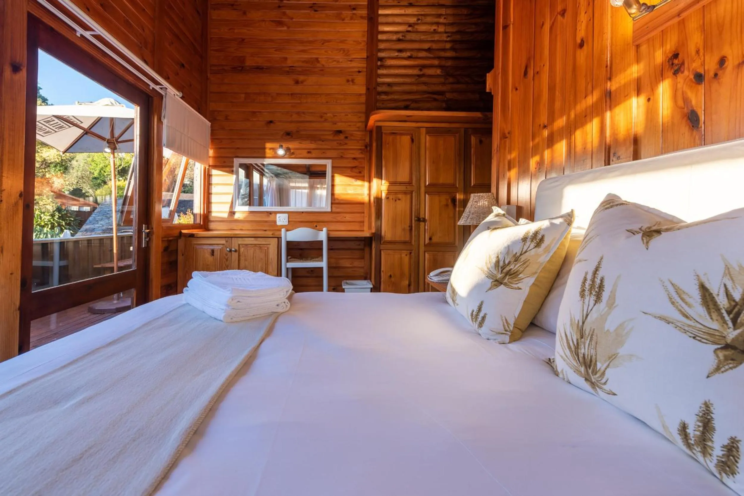 Bedroom, Bed in Under Milkwood Resort