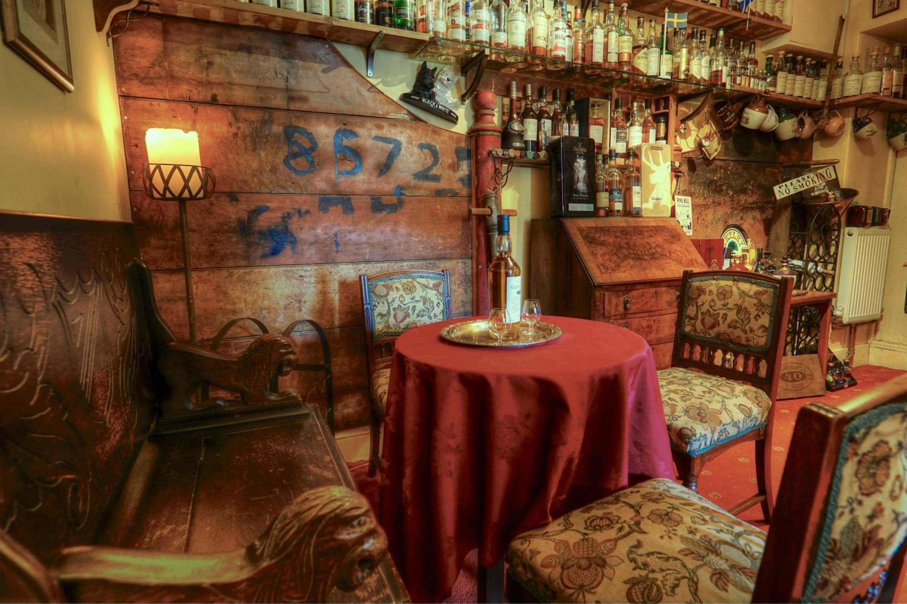 Lounge or bar in The Tannochbrae