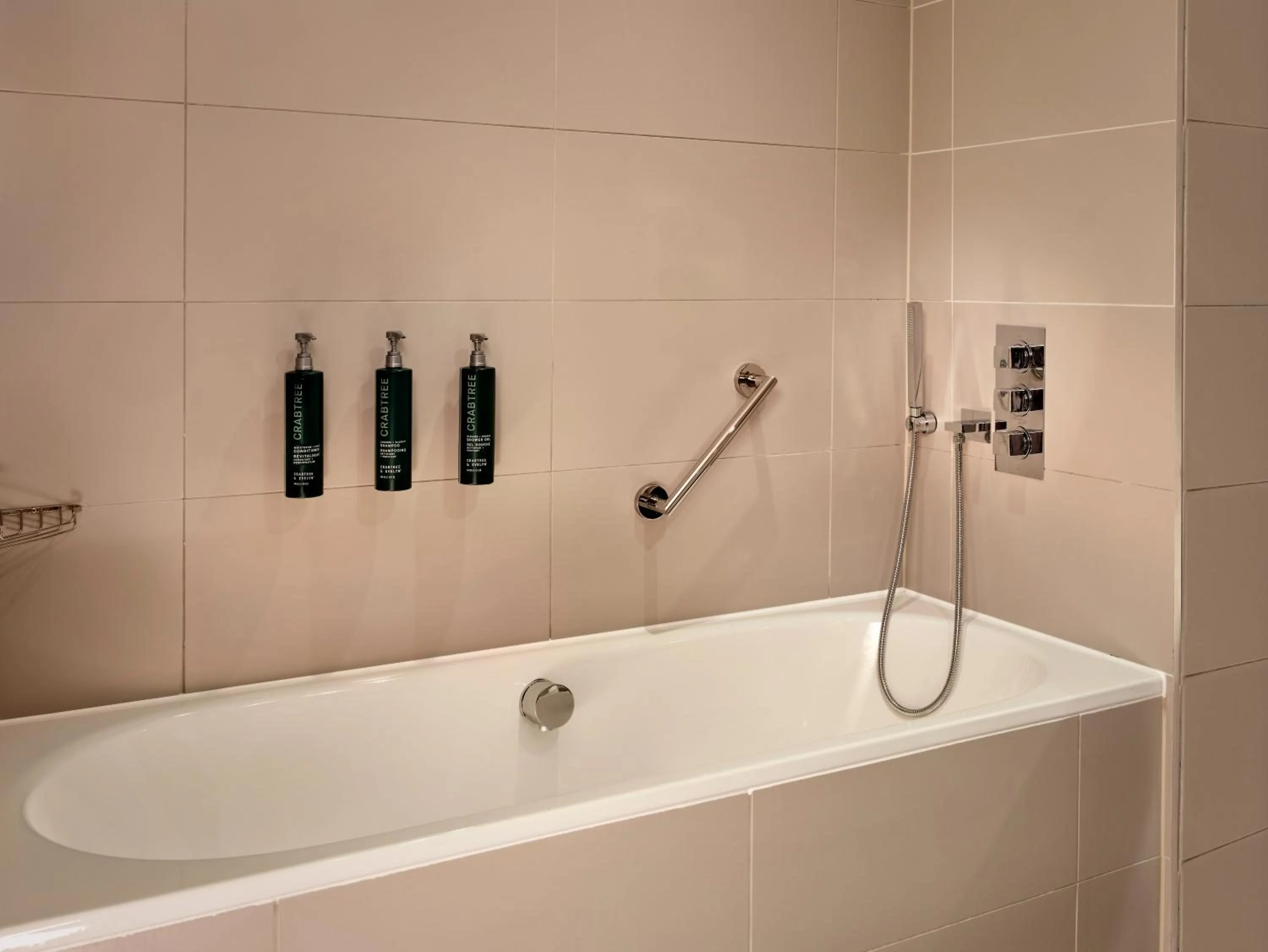 Bath in DoubleTree by Hilton Lincoln