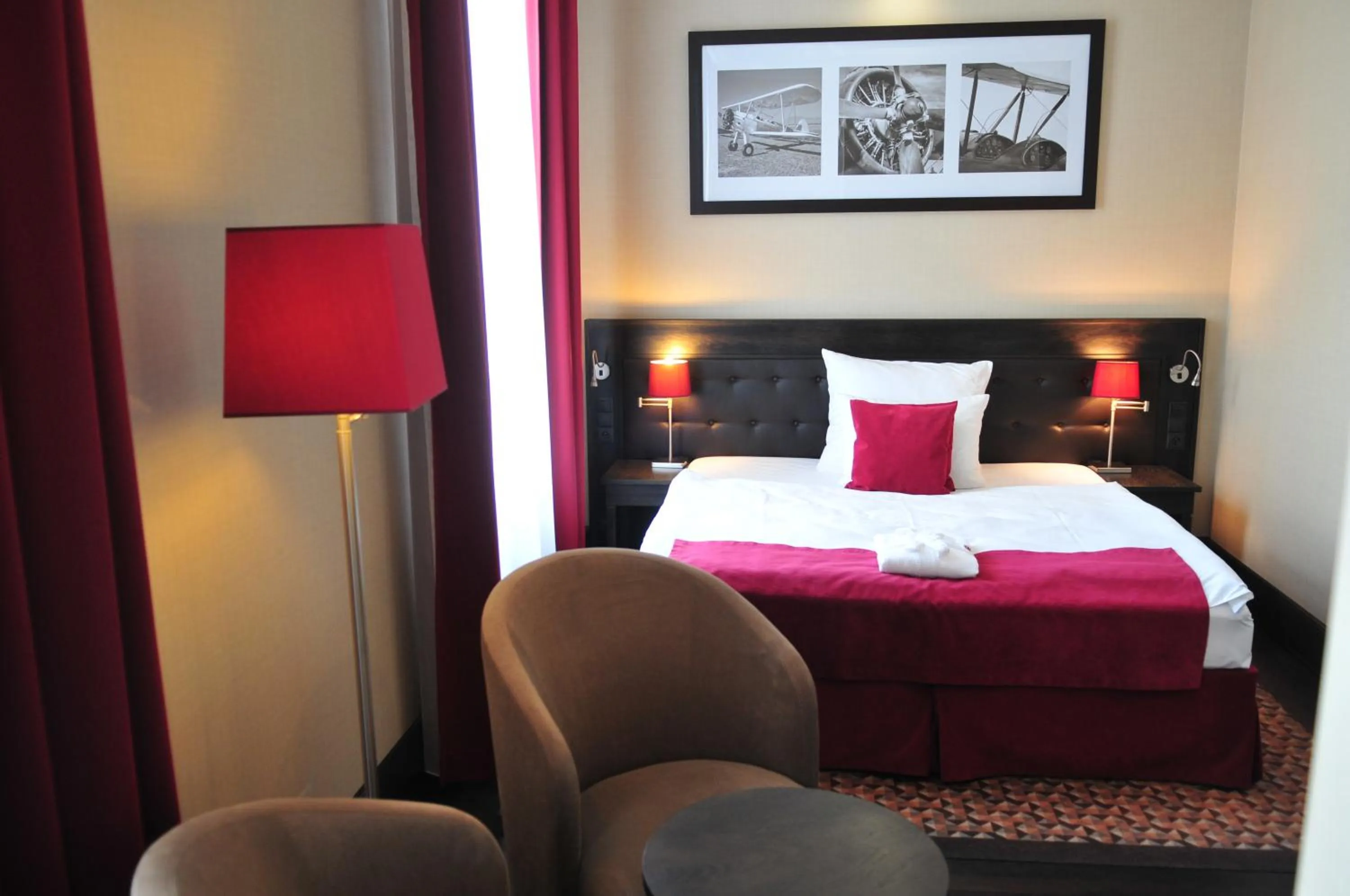 Bed in Red Baron Hotel & Restaurant