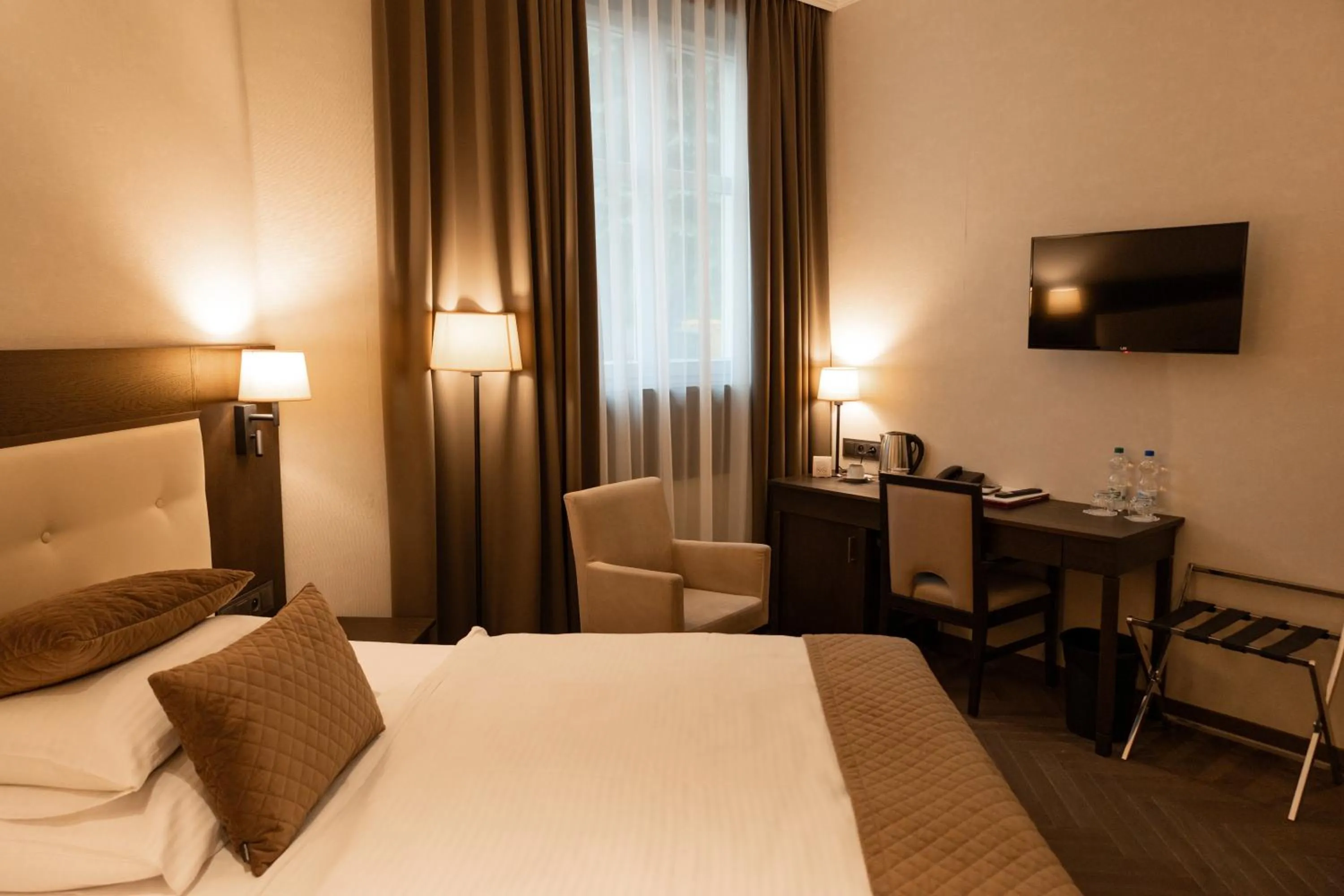 Photo of the whole room, Bed in Red Baron Hotel & Restaurant