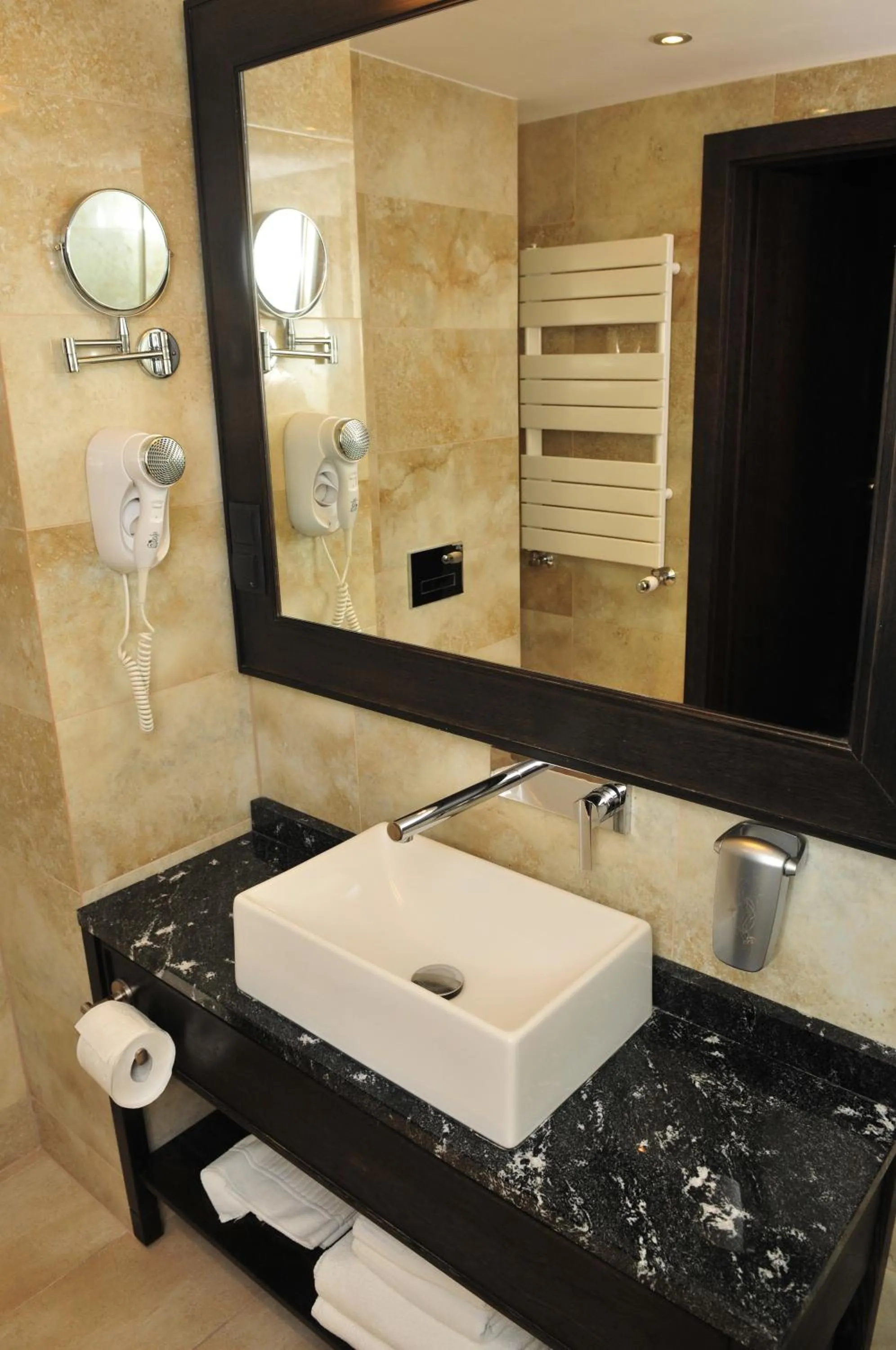 Bathroom in Red Baron Hotel & Restaurant