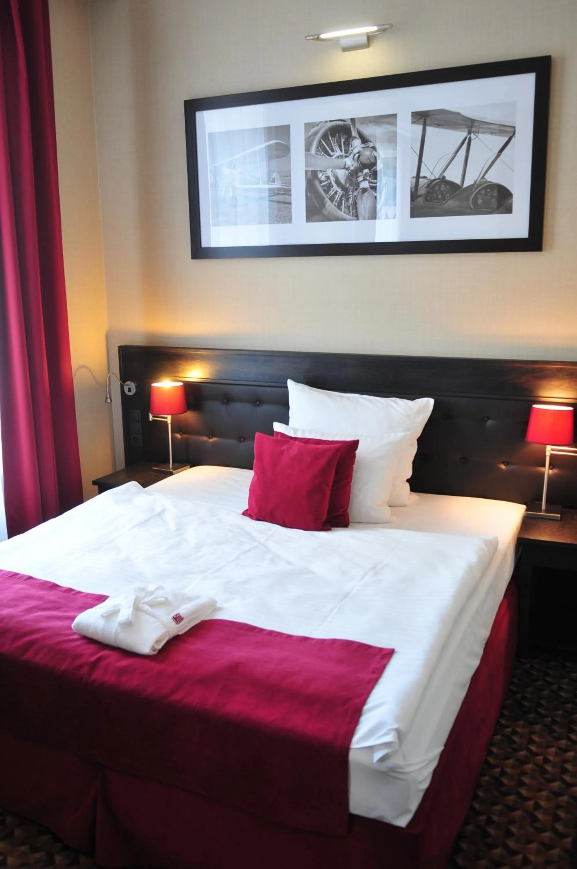 Photo of the whole room, Bed in Red Baron Hotel & Restaurant