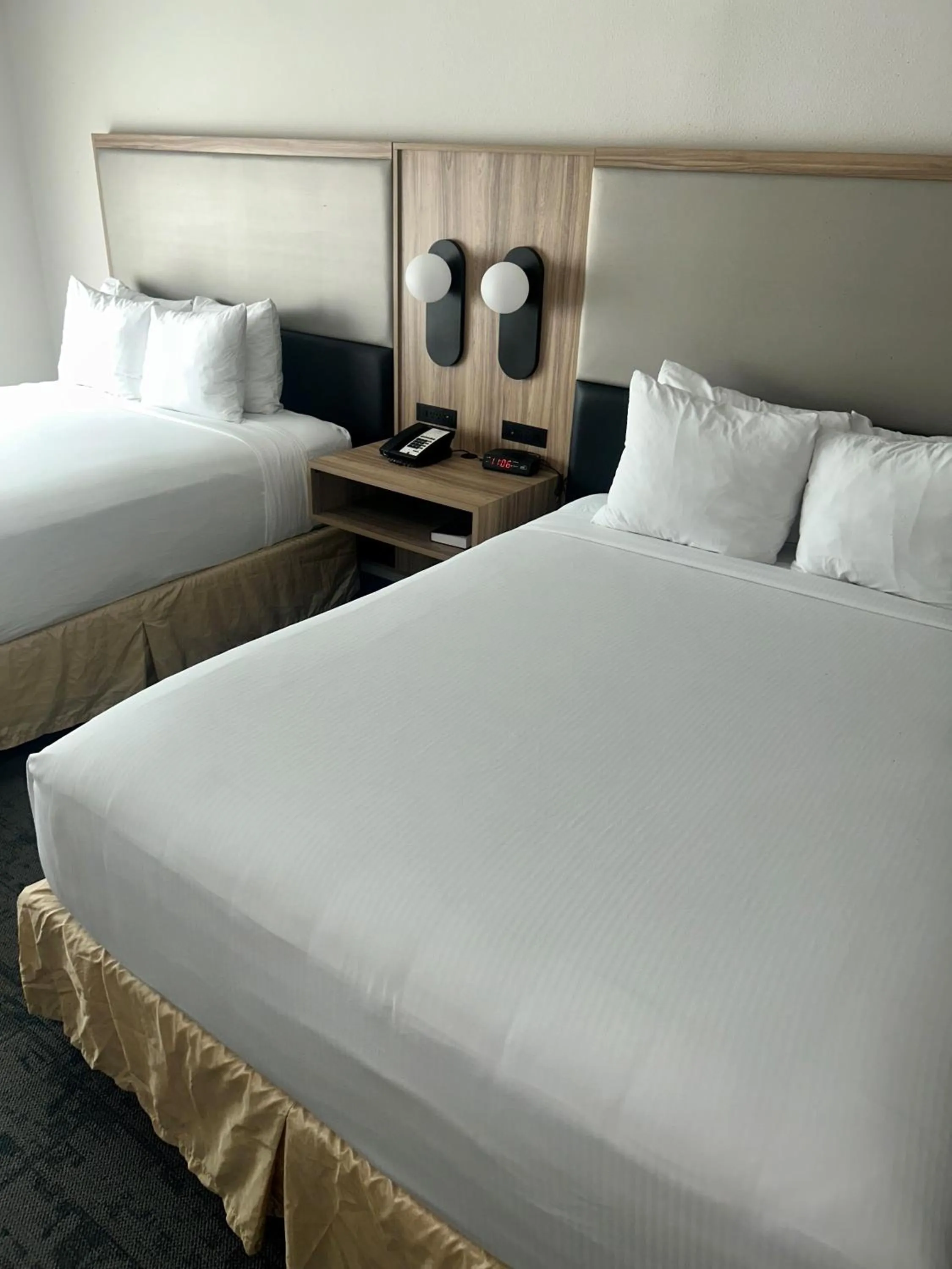 Bedroom, Bed in Wingate by Wyndham Richmond Short Pump