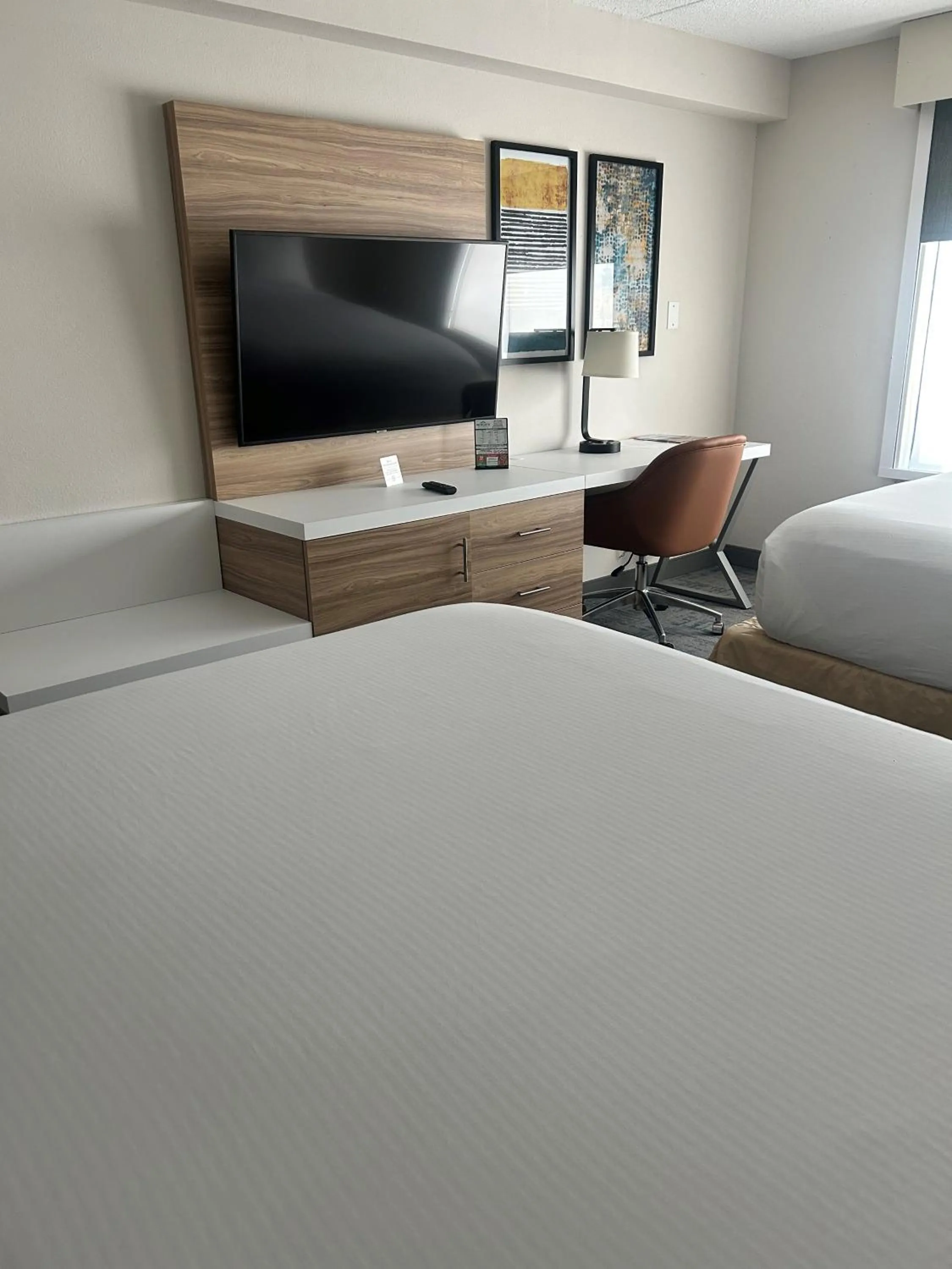 Bedroom, Bed in Wingate by Wyndham Richmond Short Pump