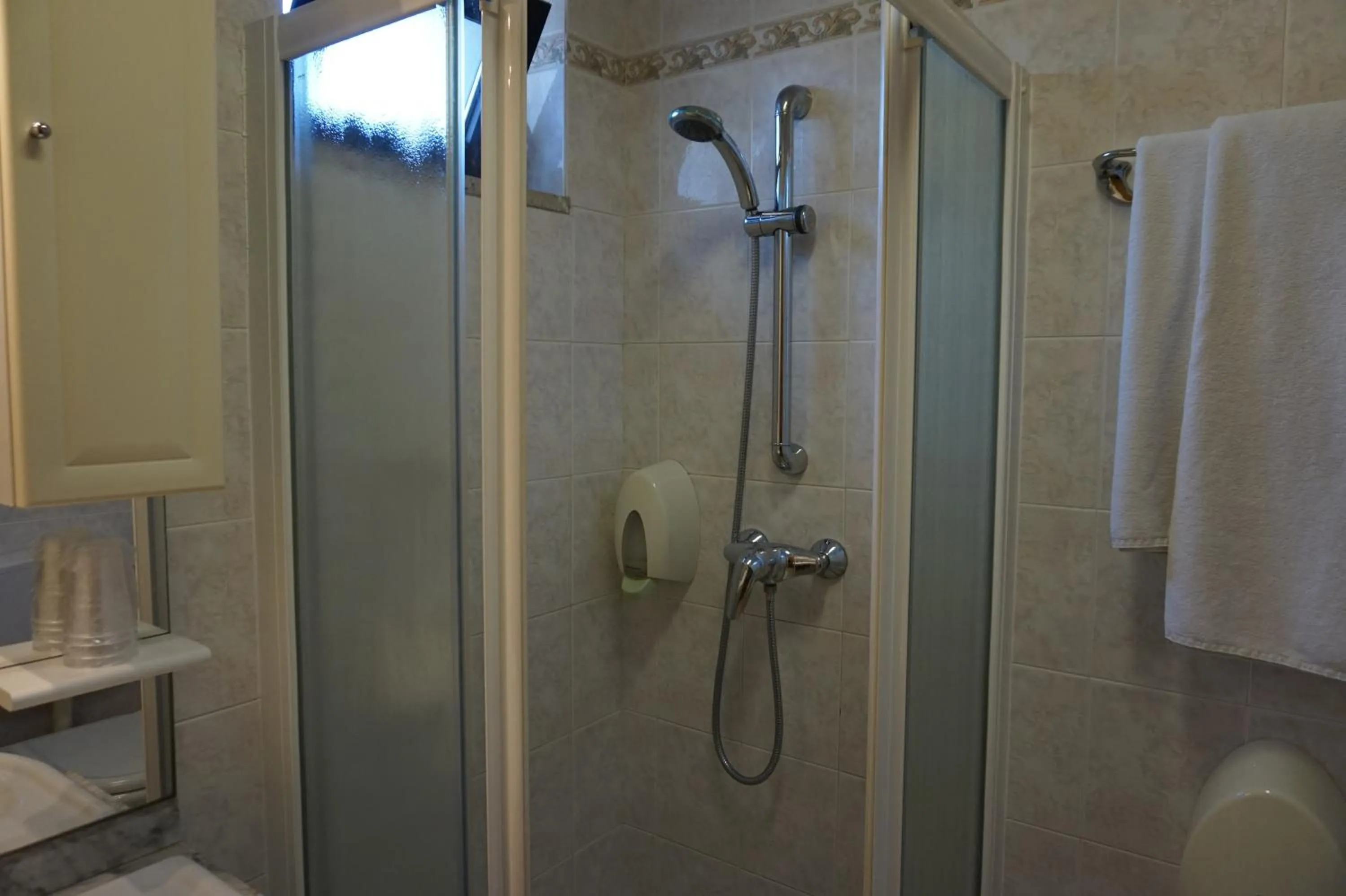 Shower in Hotel Flora