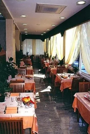 Restaurant/places to eat in Hotel Flora