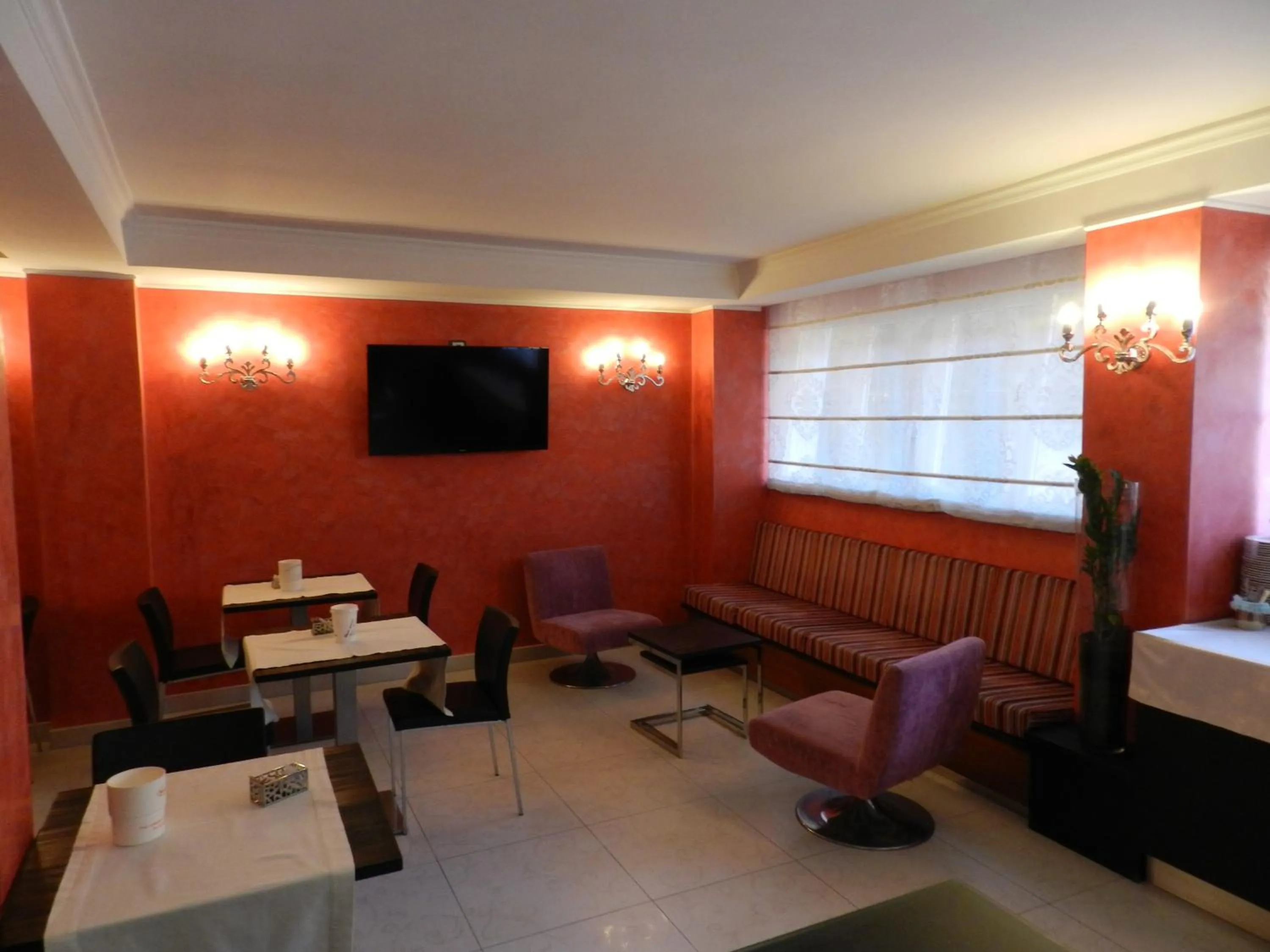 Communal lounge/ TV room in Hotel Victoria