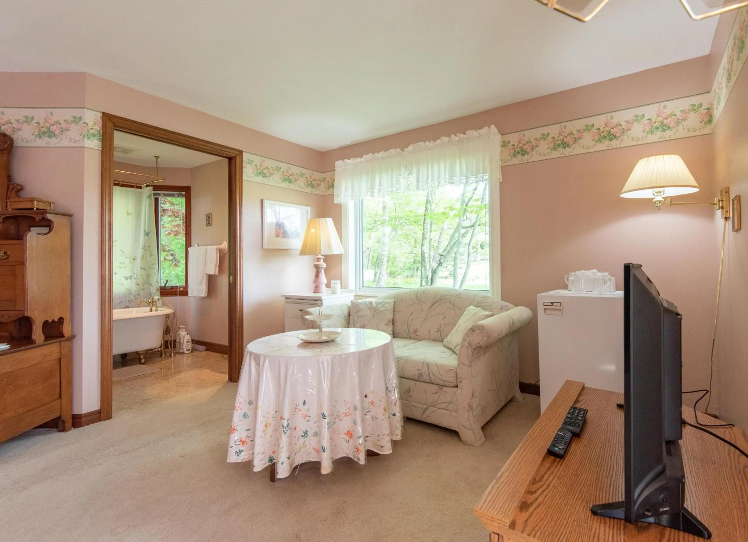 Photo of the whole room, Bed in Chez Nous