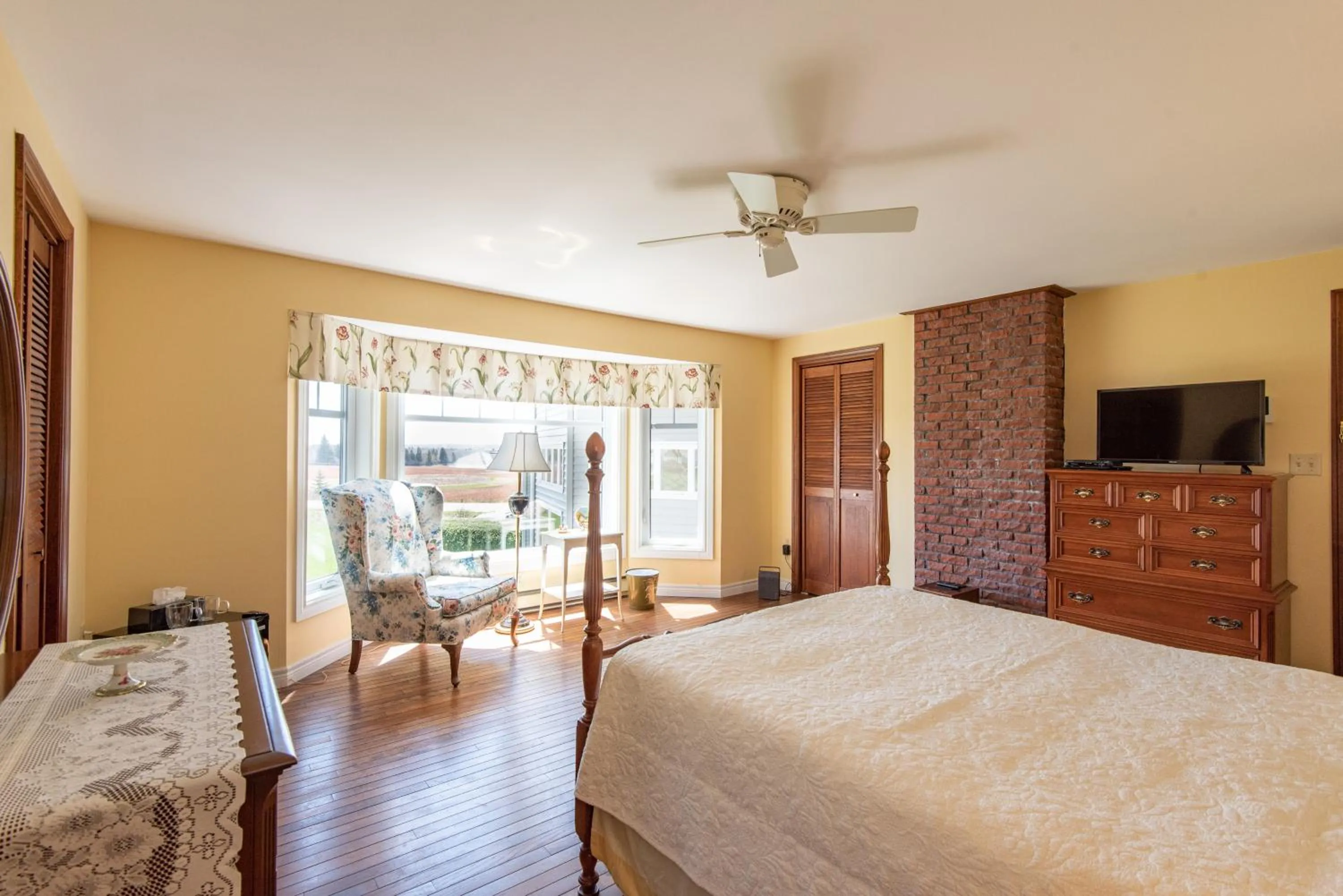 Photo of the whole room, Bed in Chez Nous