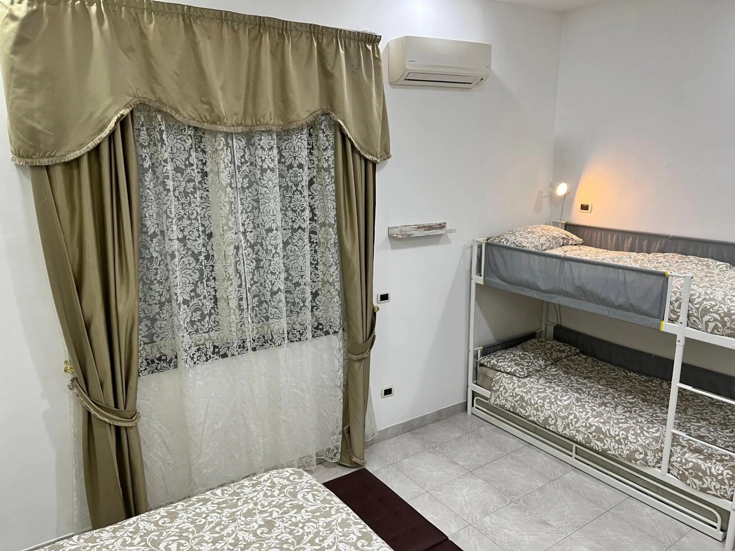 Photo of the whole room, Bed in Regy