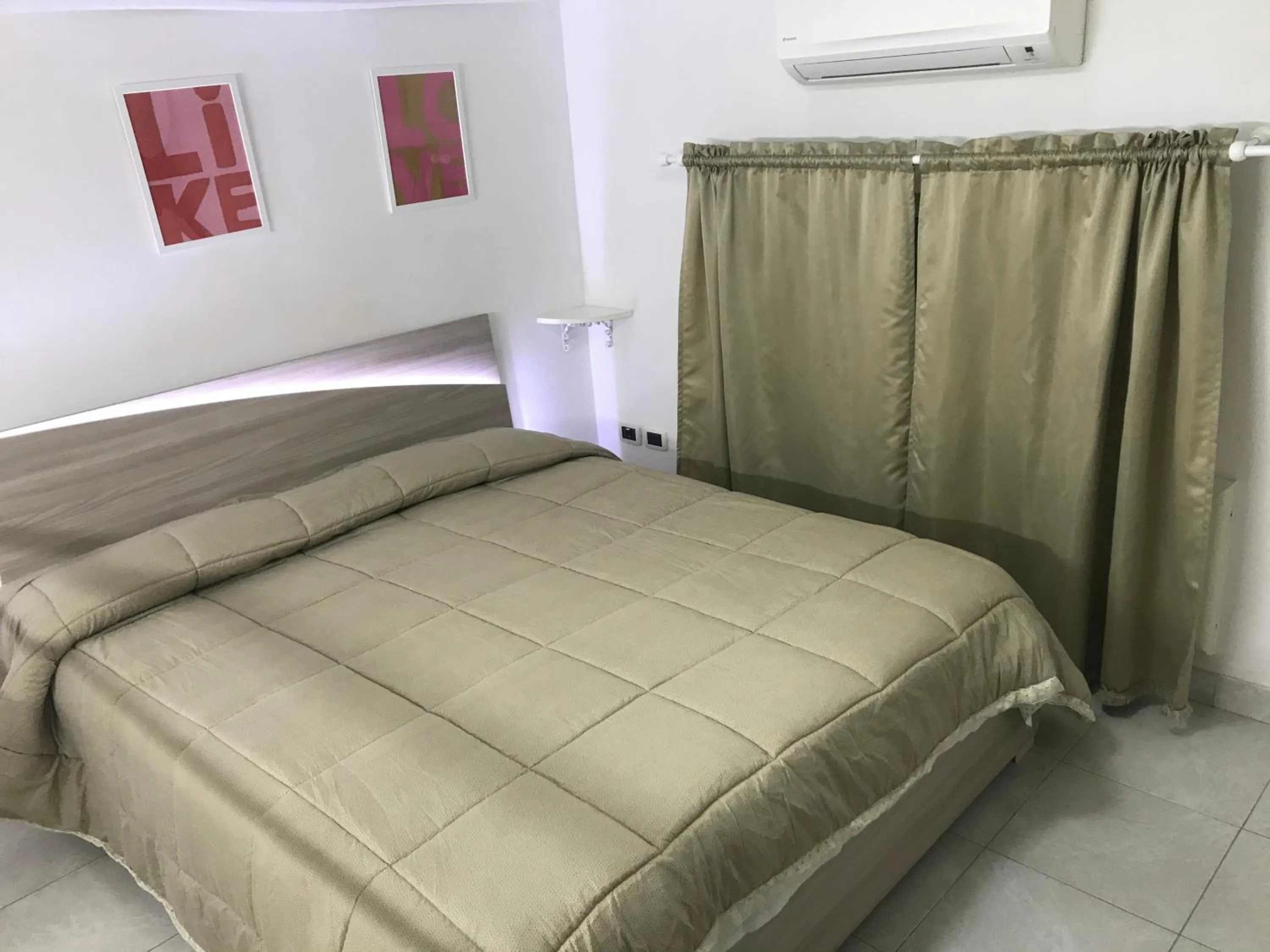 Bedroom, Bed in Regy