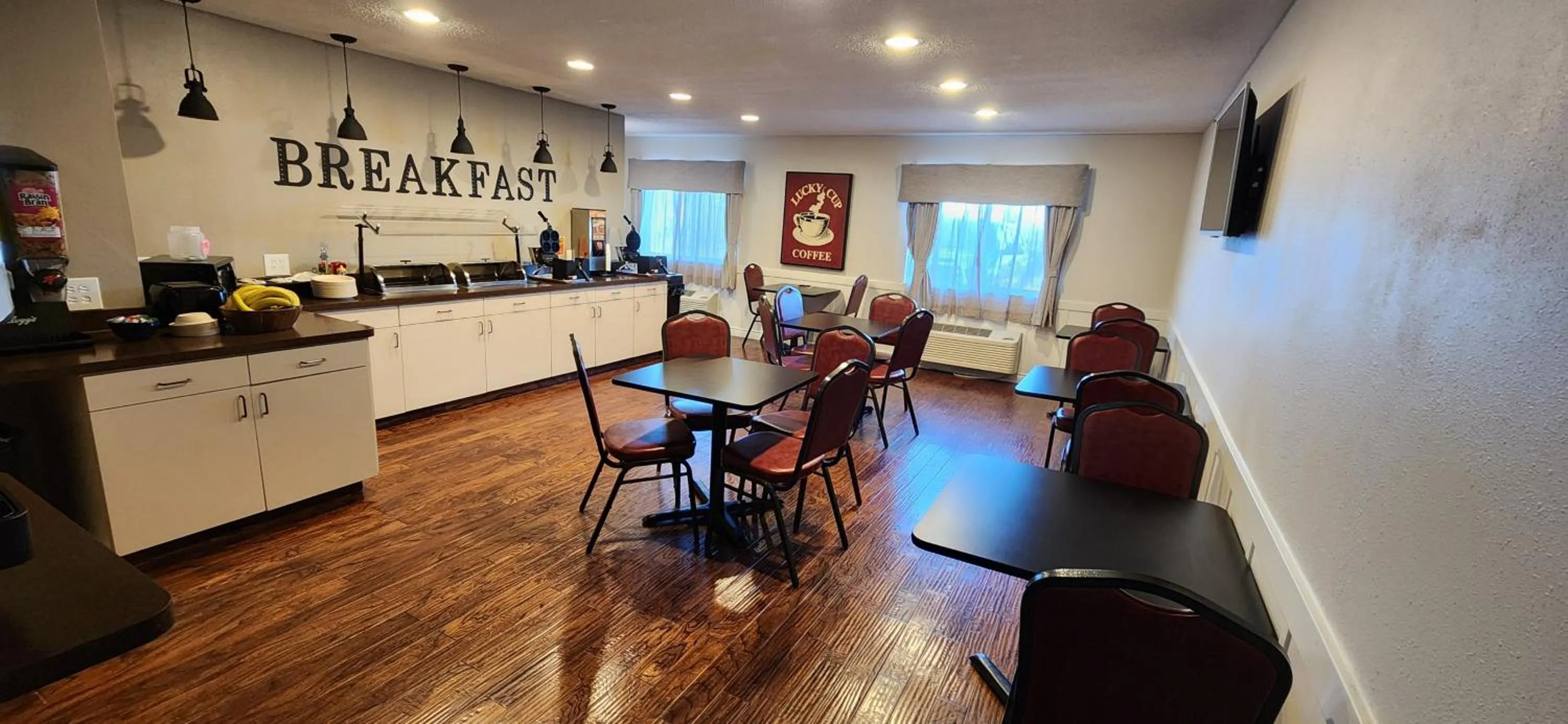 Breakfast in Ten Pin Inn & Suites