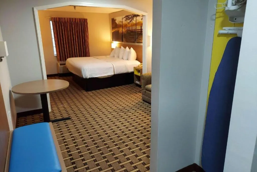 Bed in Days Inn & Suites by Wyndham Huntsville