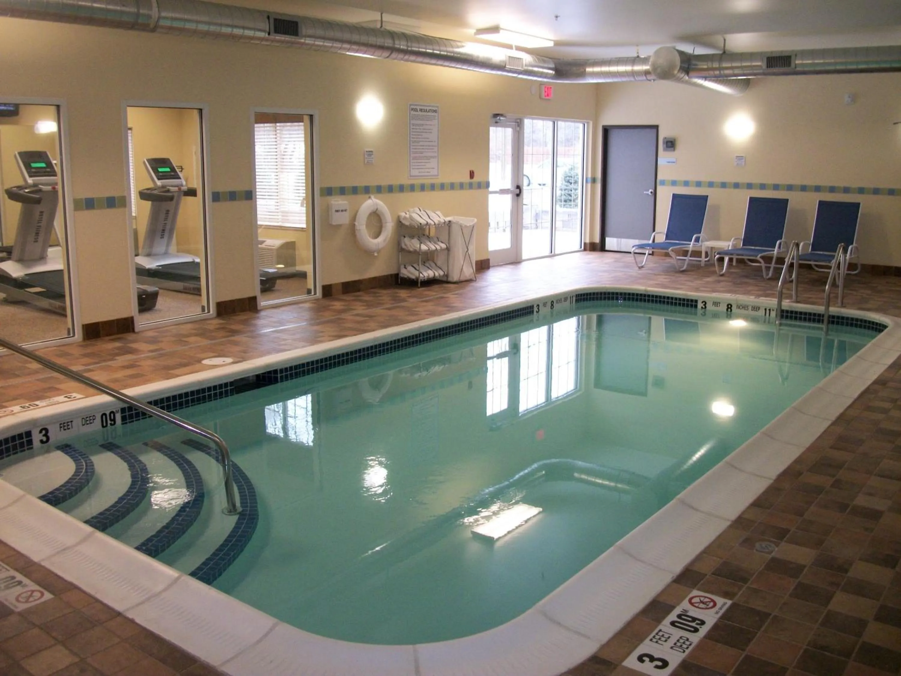 Swimming pool in Holiday Inn Express - Cortland by IHG