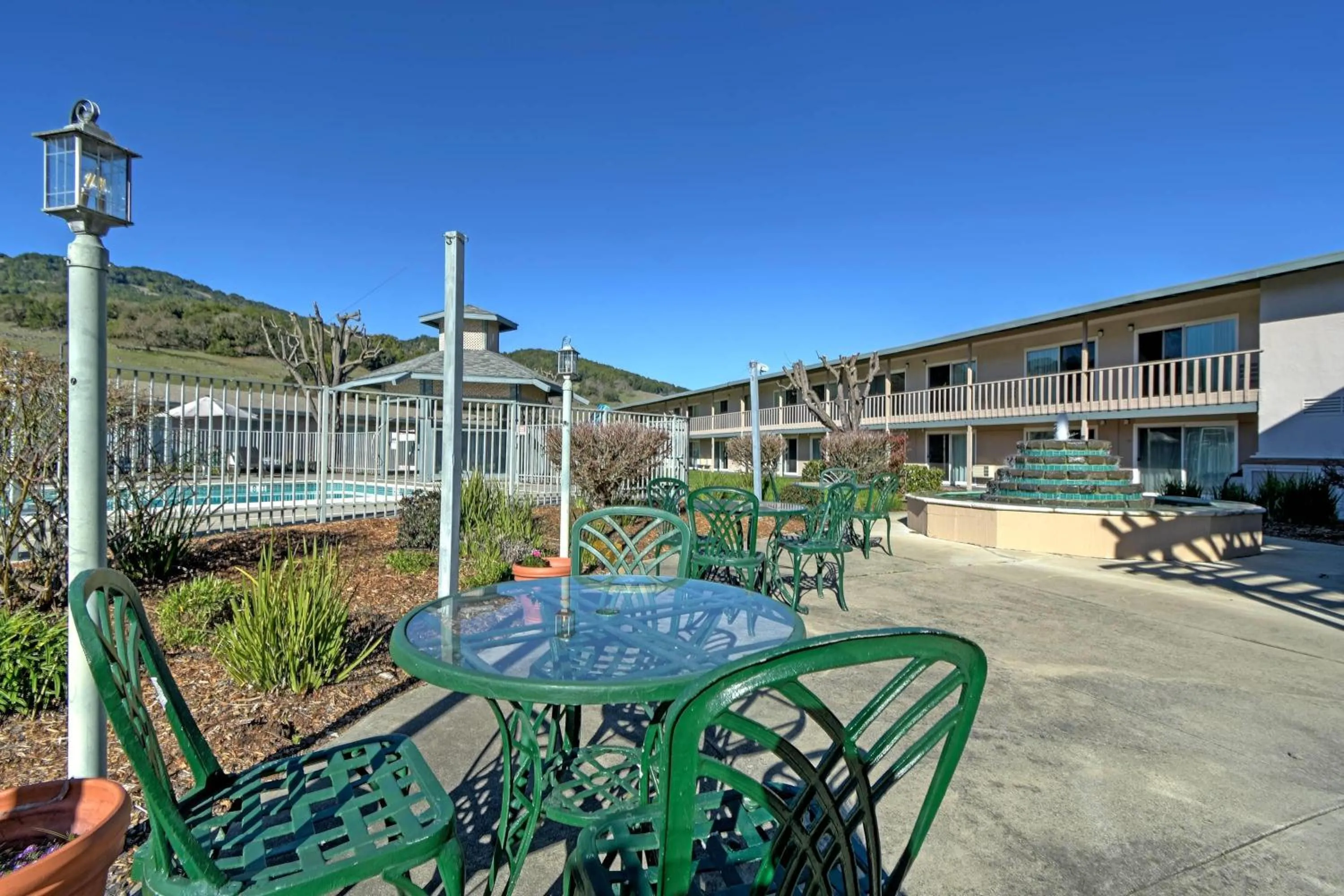 Inner courtyard view in Days Inn by Wyndham Novato/San Francisco