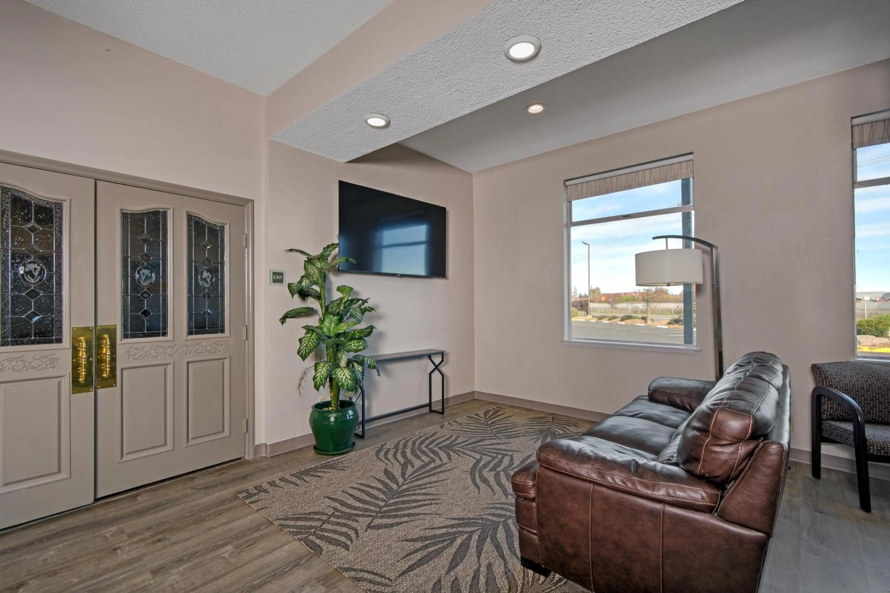 Communal lounge/ TV room in Days Inn by Wyndham Novato/San Francisco