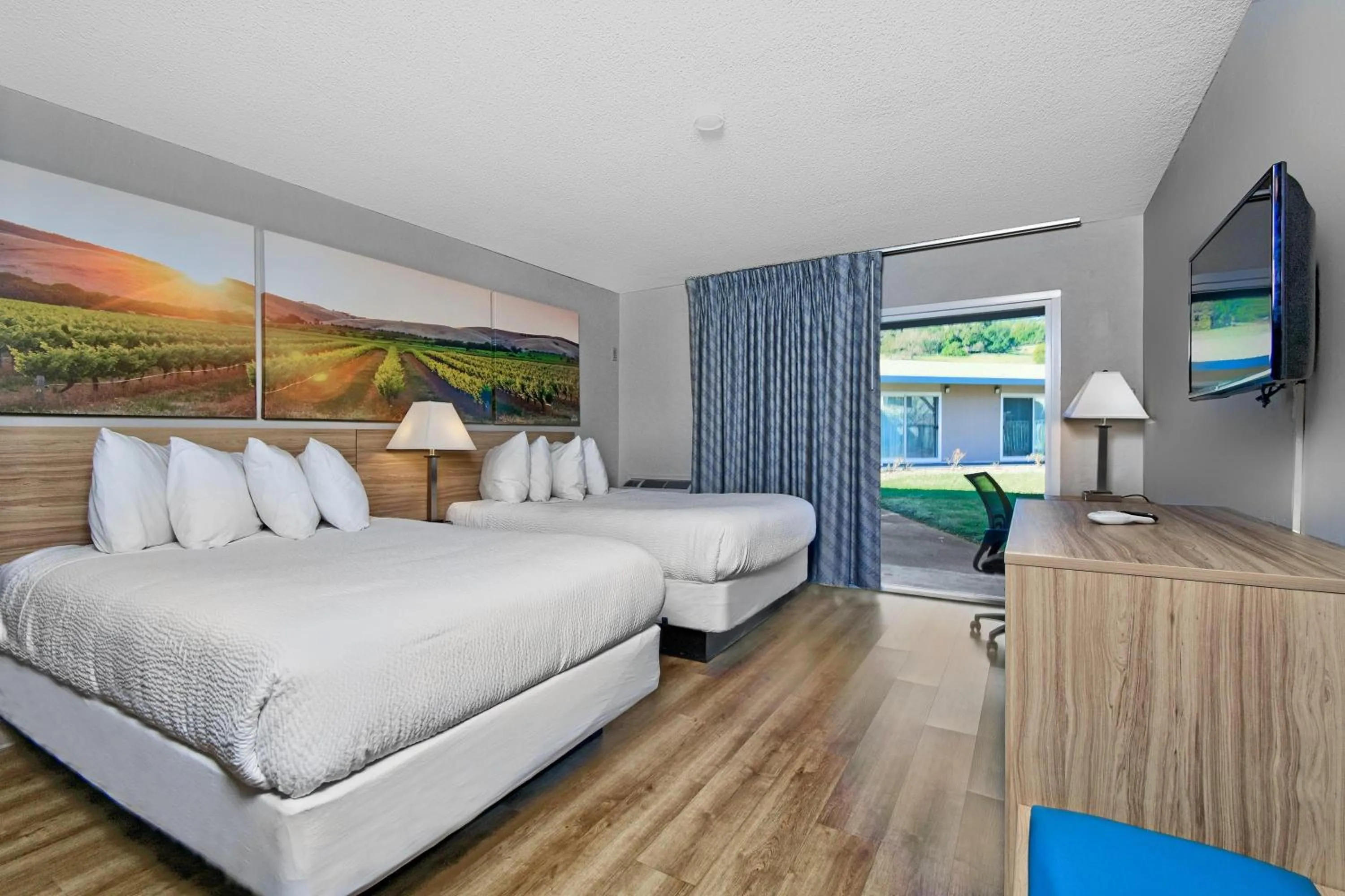 Photo of the whole room, Bed in Days Inn by Wyndham Novato/San Francisco