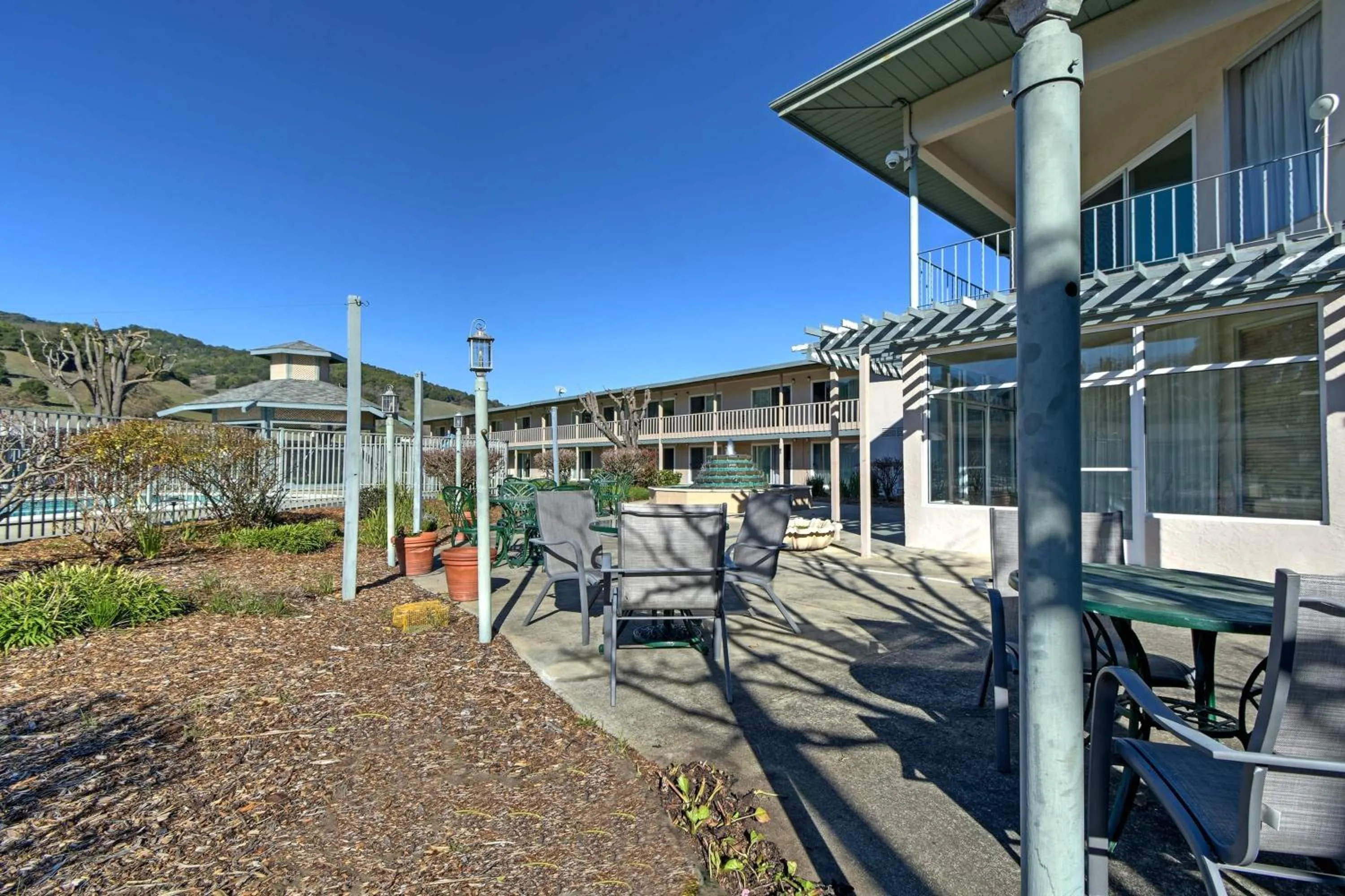 Inner courtyard view in Days Inn by Wyndham Novato/San Francisco