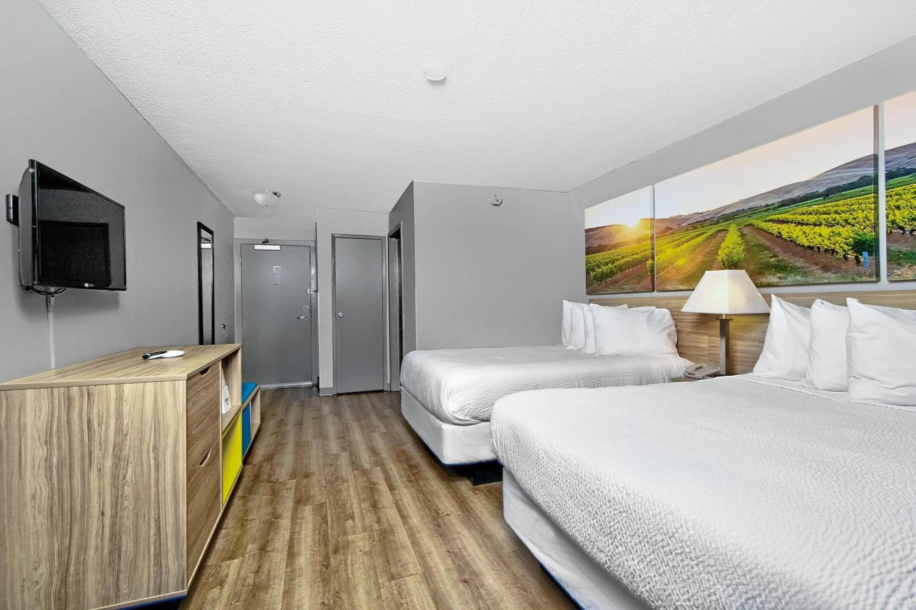 Photo of the whole room, Bed in Days Inn by Wyndham Novato/San Francisco