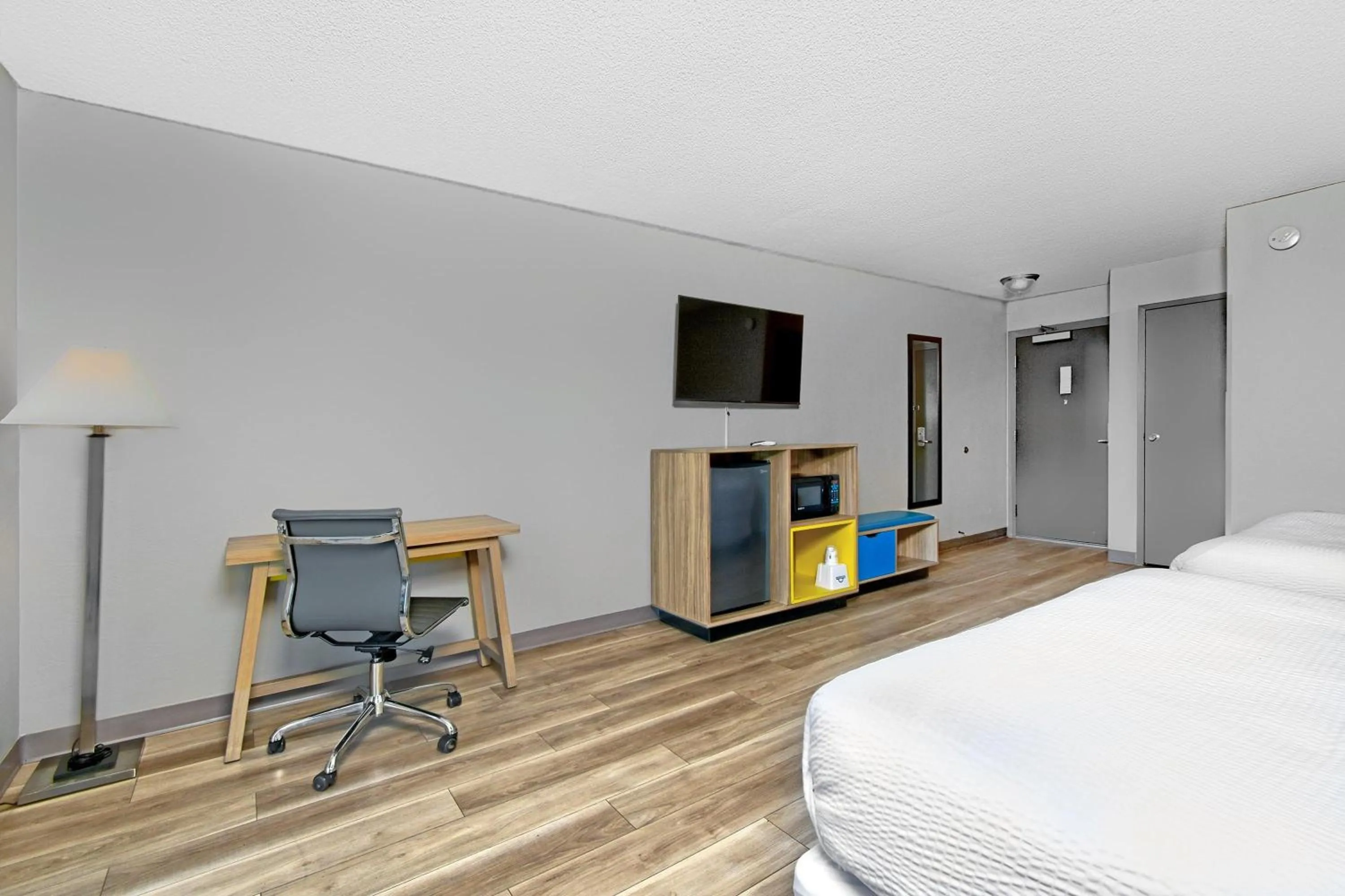 Photo of the whole room, Bed in Days Inn by Wyndham Novato/San Francisco