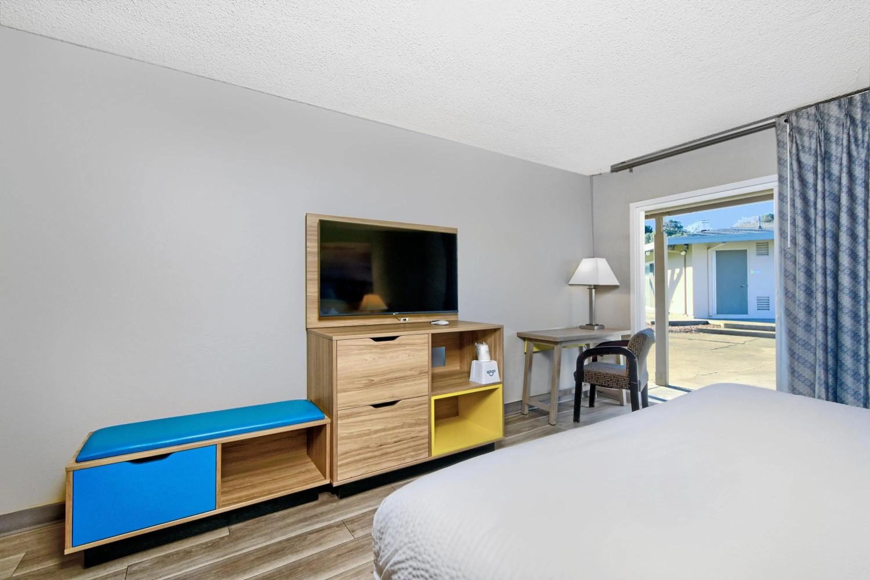 Photo of the whole room, Bed in Days Inn by Wyndham Novato/San Francisco