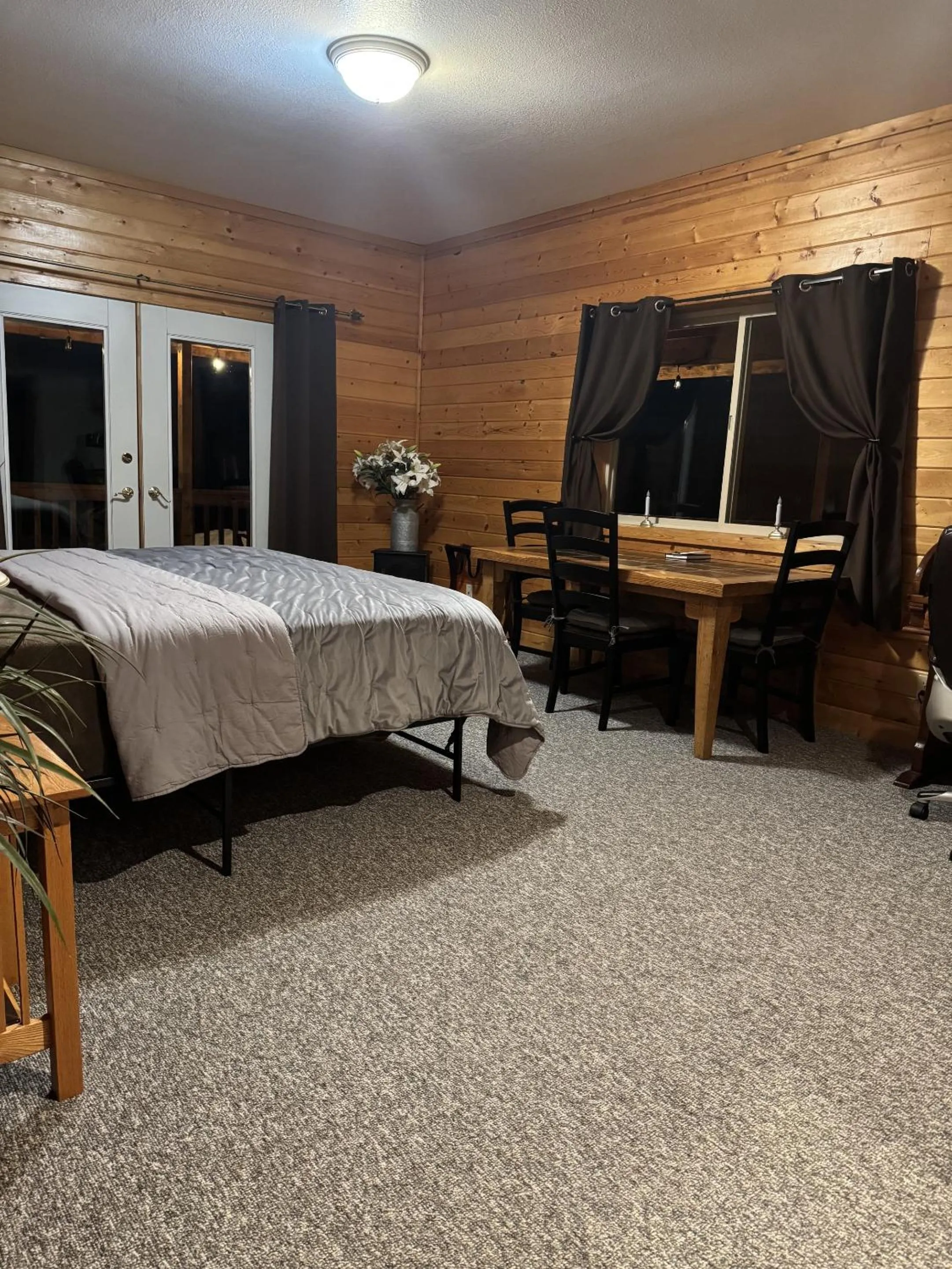 Bedroom, Bed in Susitna River Lodging, Suites