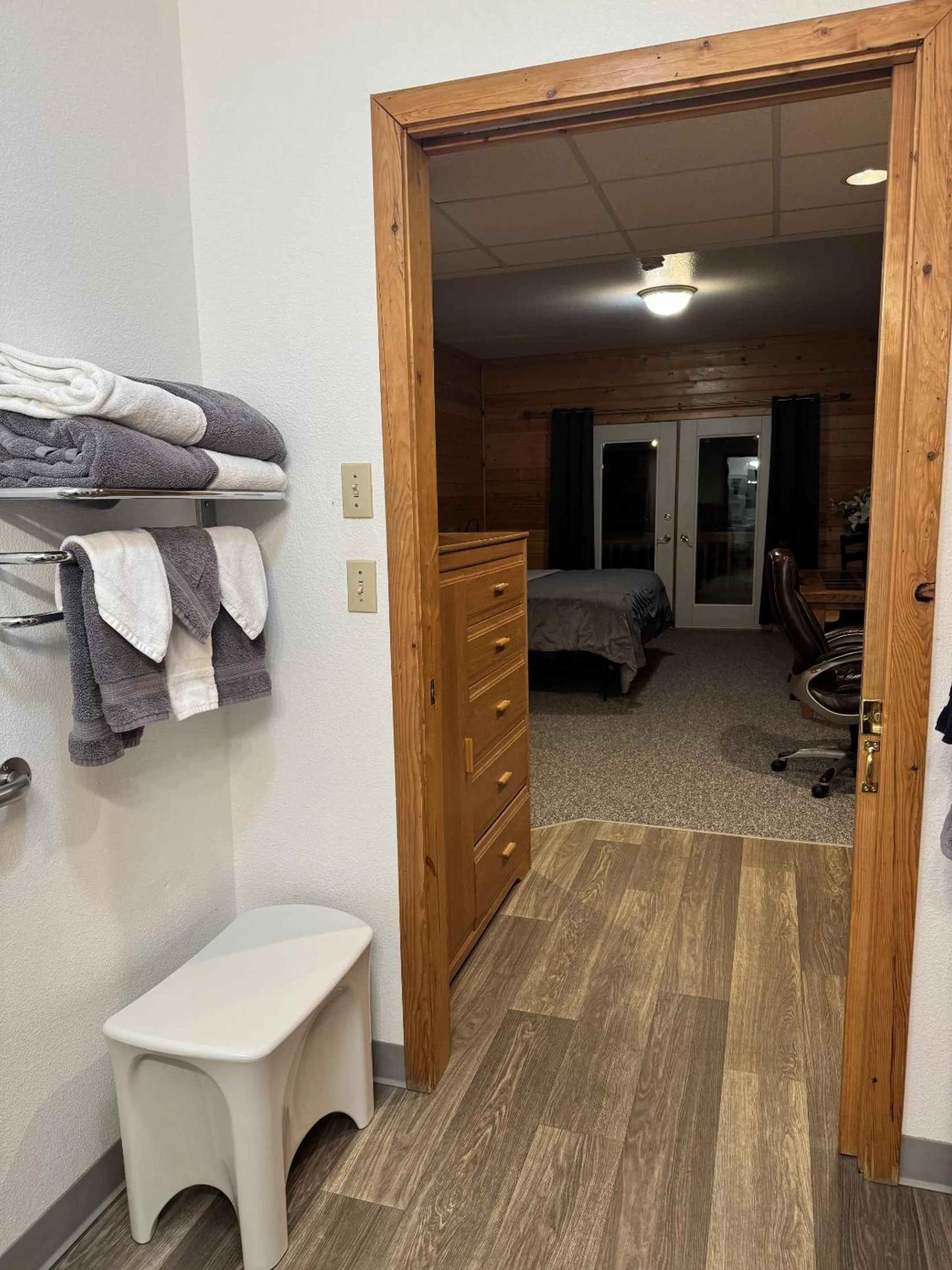 Bathroom, Bed in Susitna River Lodging, Suites