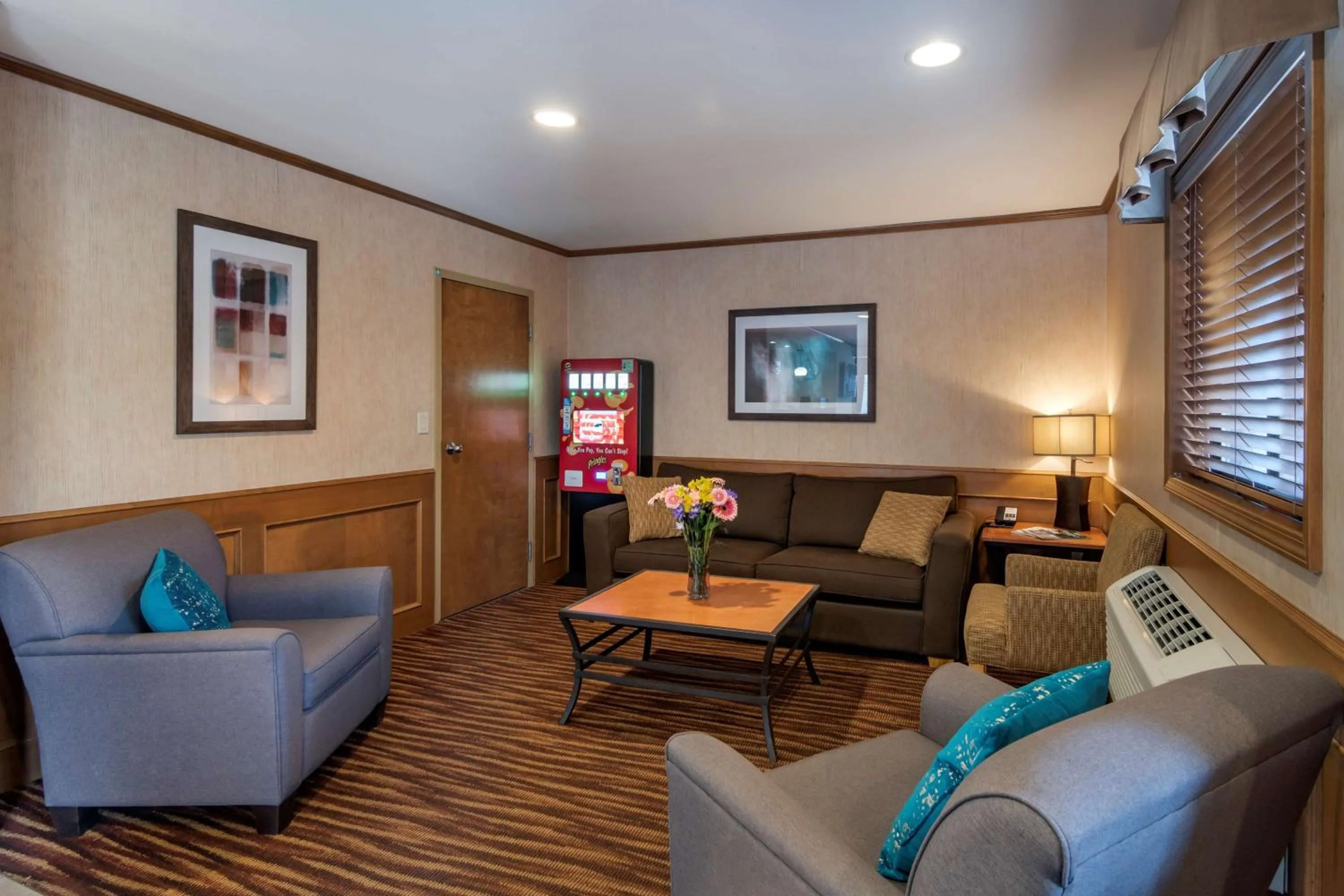 Lobby or reception in SureStay Plus Hotel by Best Western Salmon Arm