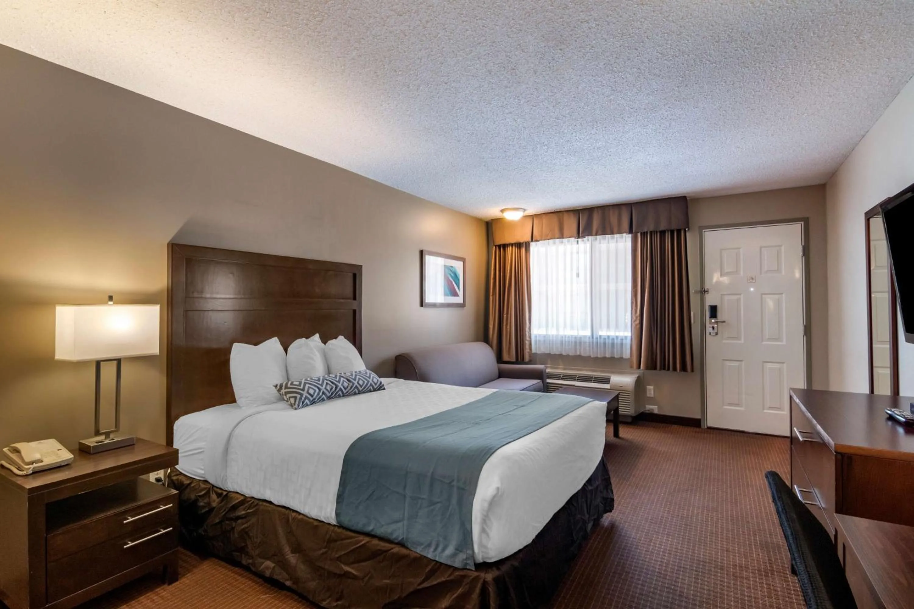 Bedroom, Bed in SureStay Plus Hotel by Best Western Salmon Arm