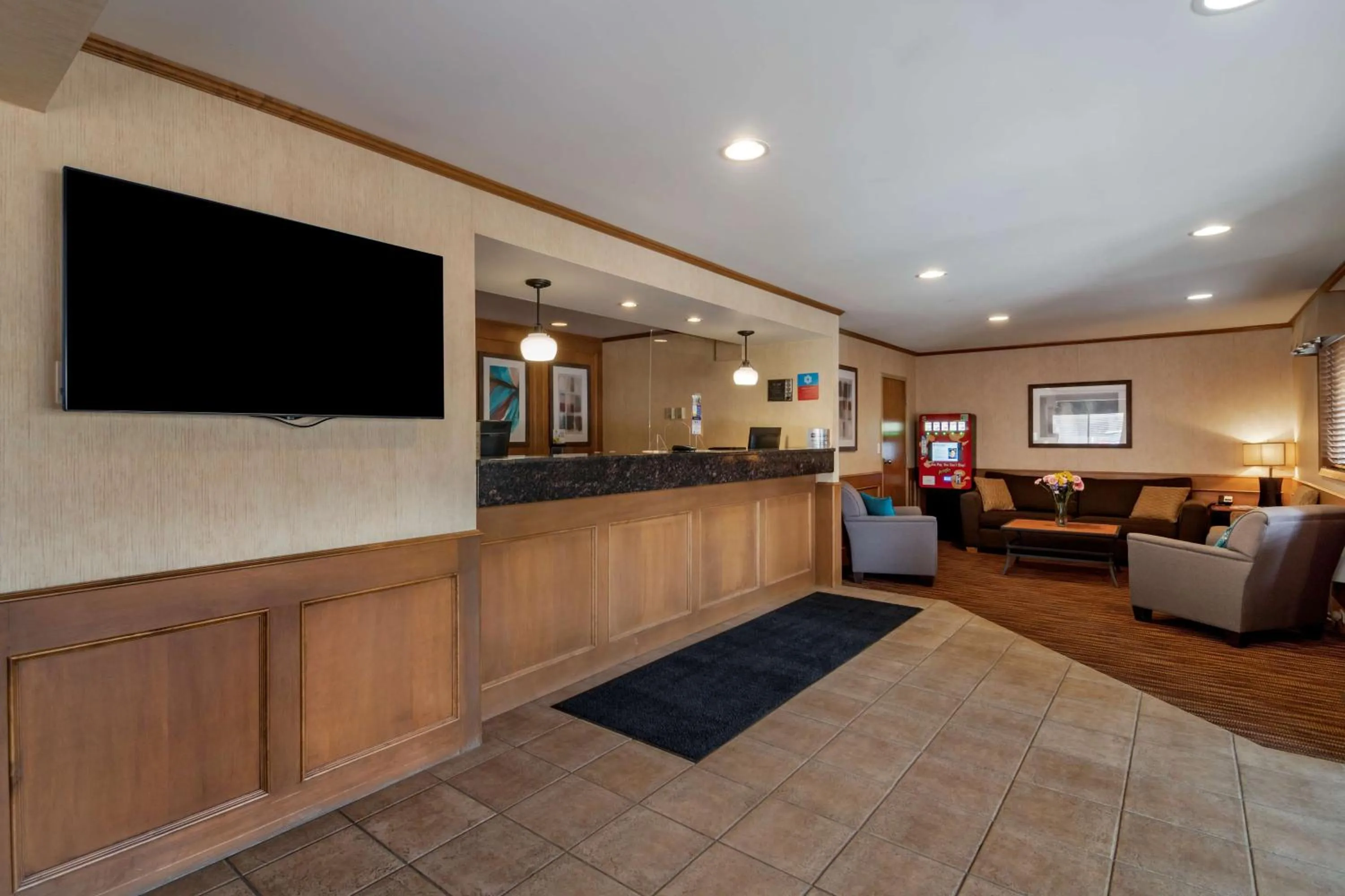 Lobby or reception in SureStay Plus Hotel by Best Western Salmon Arm