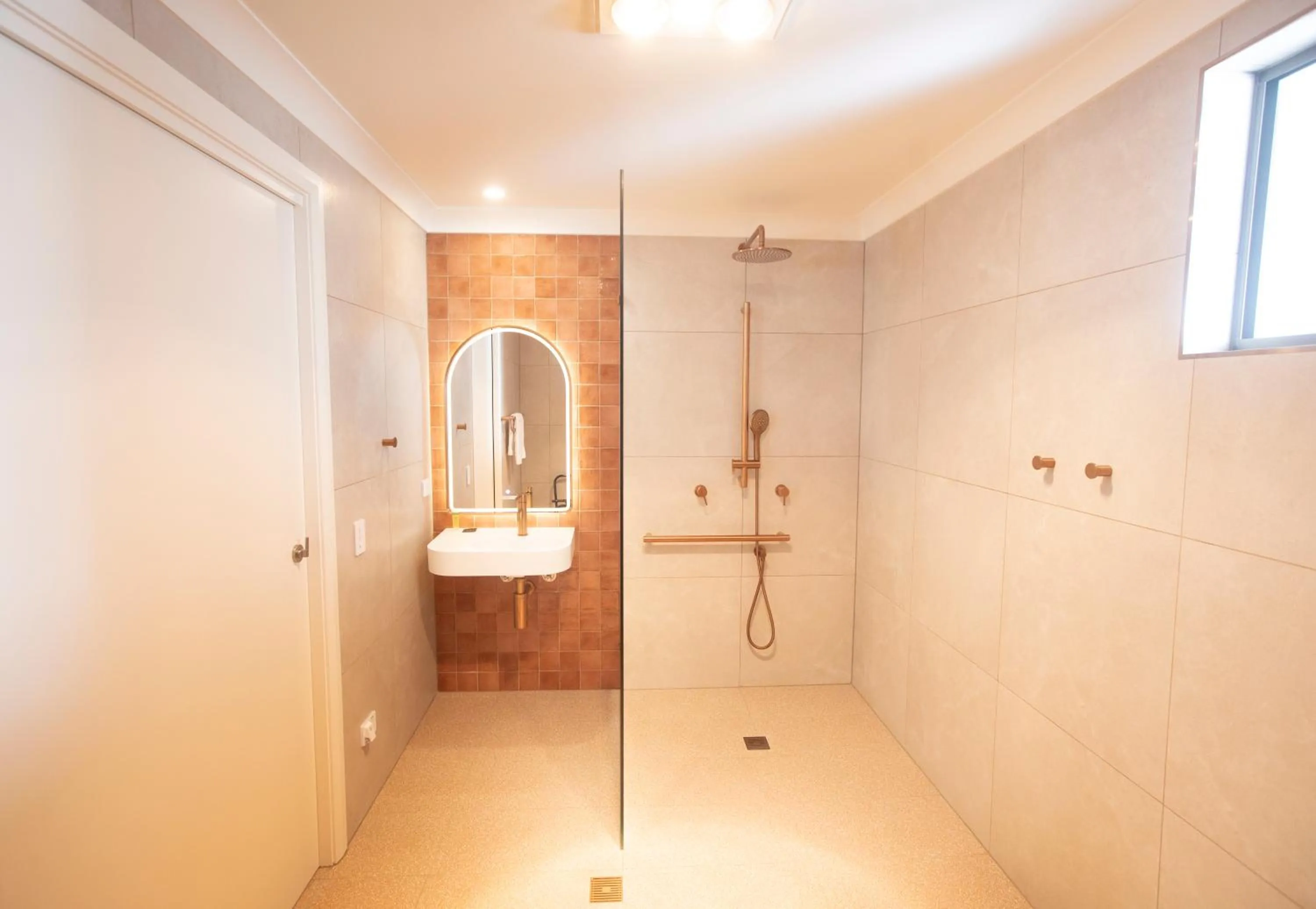 Shower in The Alluna Motel, an Ascend Collection Hotel