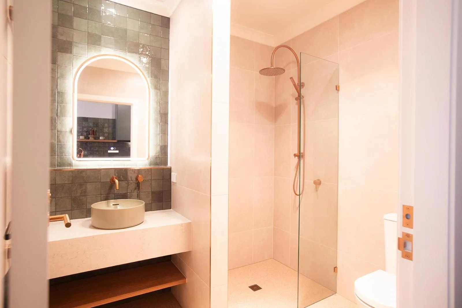 Shower in The Alluna Motel, an Ascend Collection Hotel