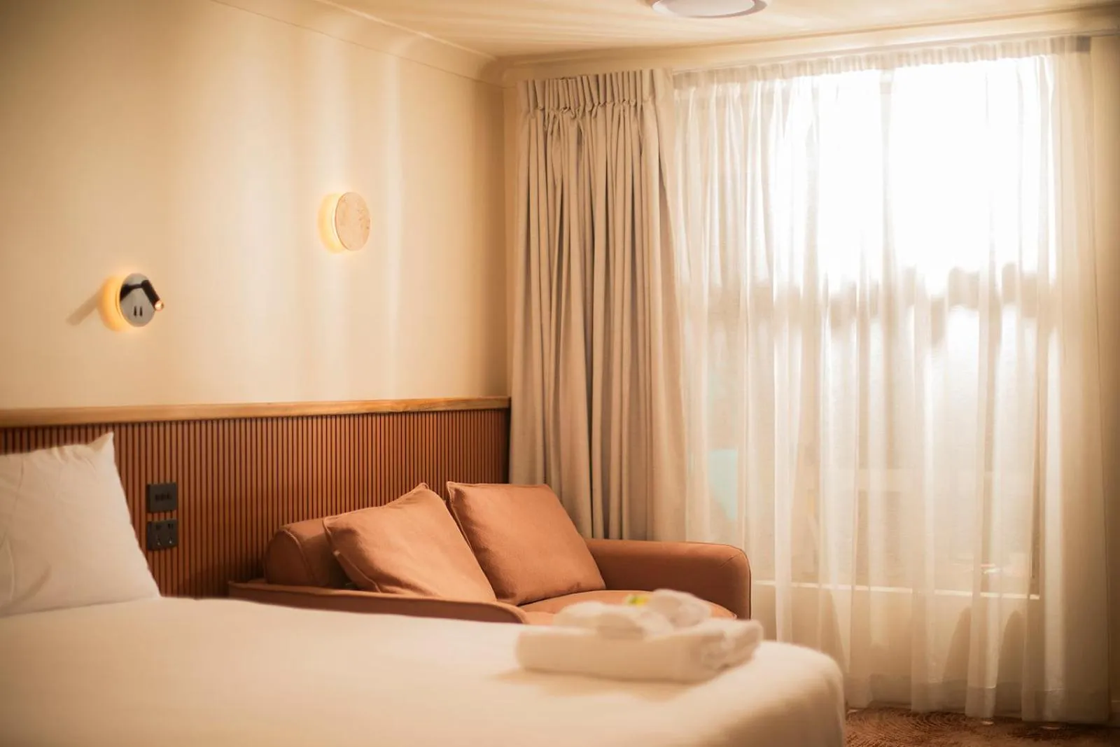 Bed in The Alluna Motel, an Ascend Collection Hotel