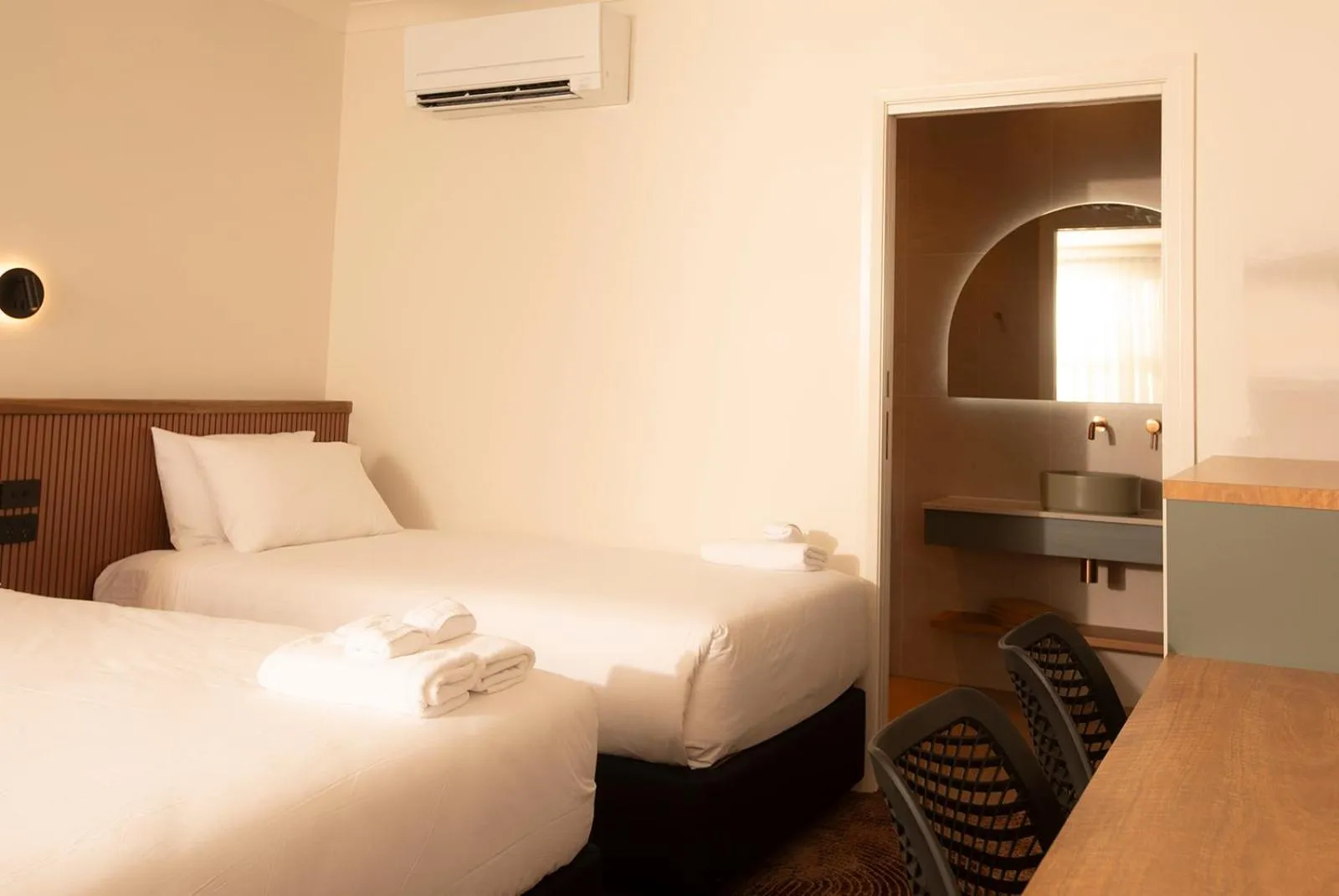 Bed in The Alluna Motel, an Ascend Collection Hotel