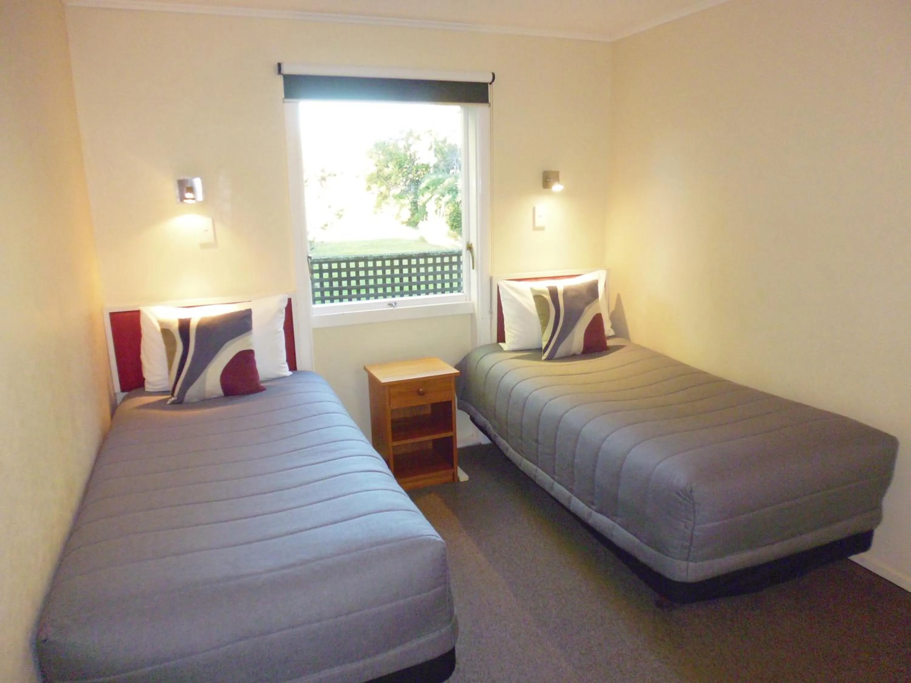 Bedroom, Bed in Spa Lodge Motel