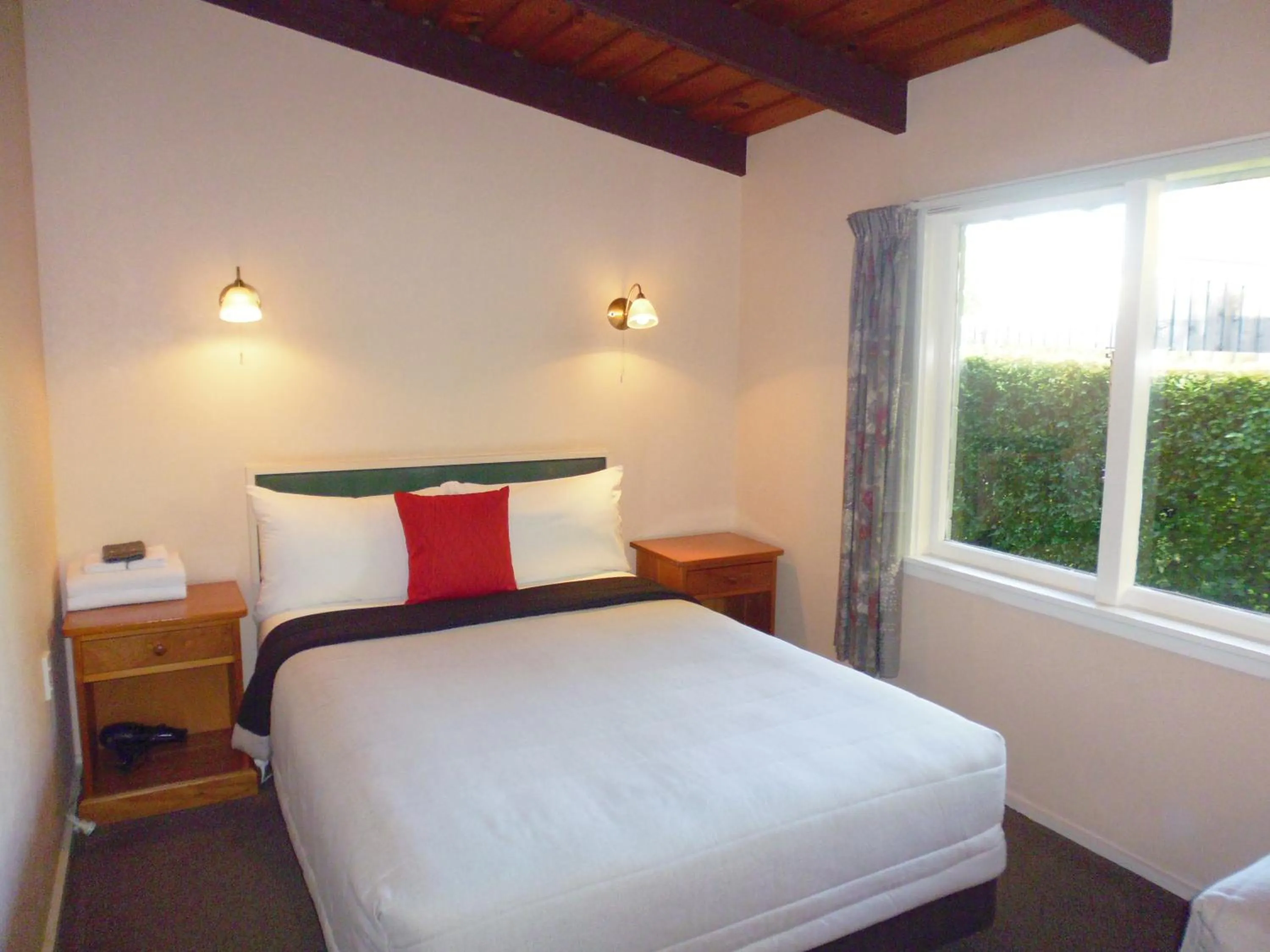 Bedroom, Bed in Spa Lodge Motel