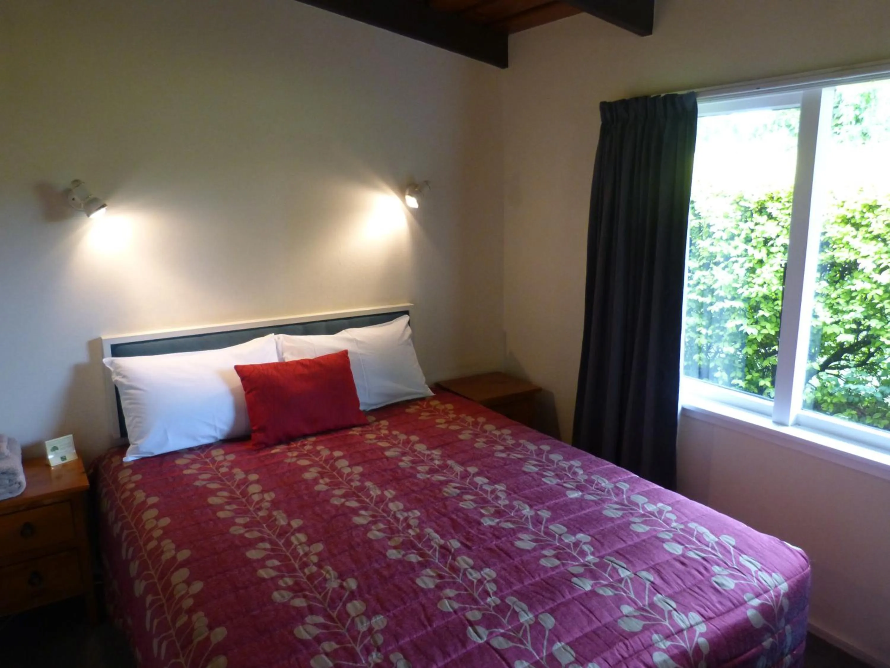 Bedroom, Bed in Spa Lodge Motel