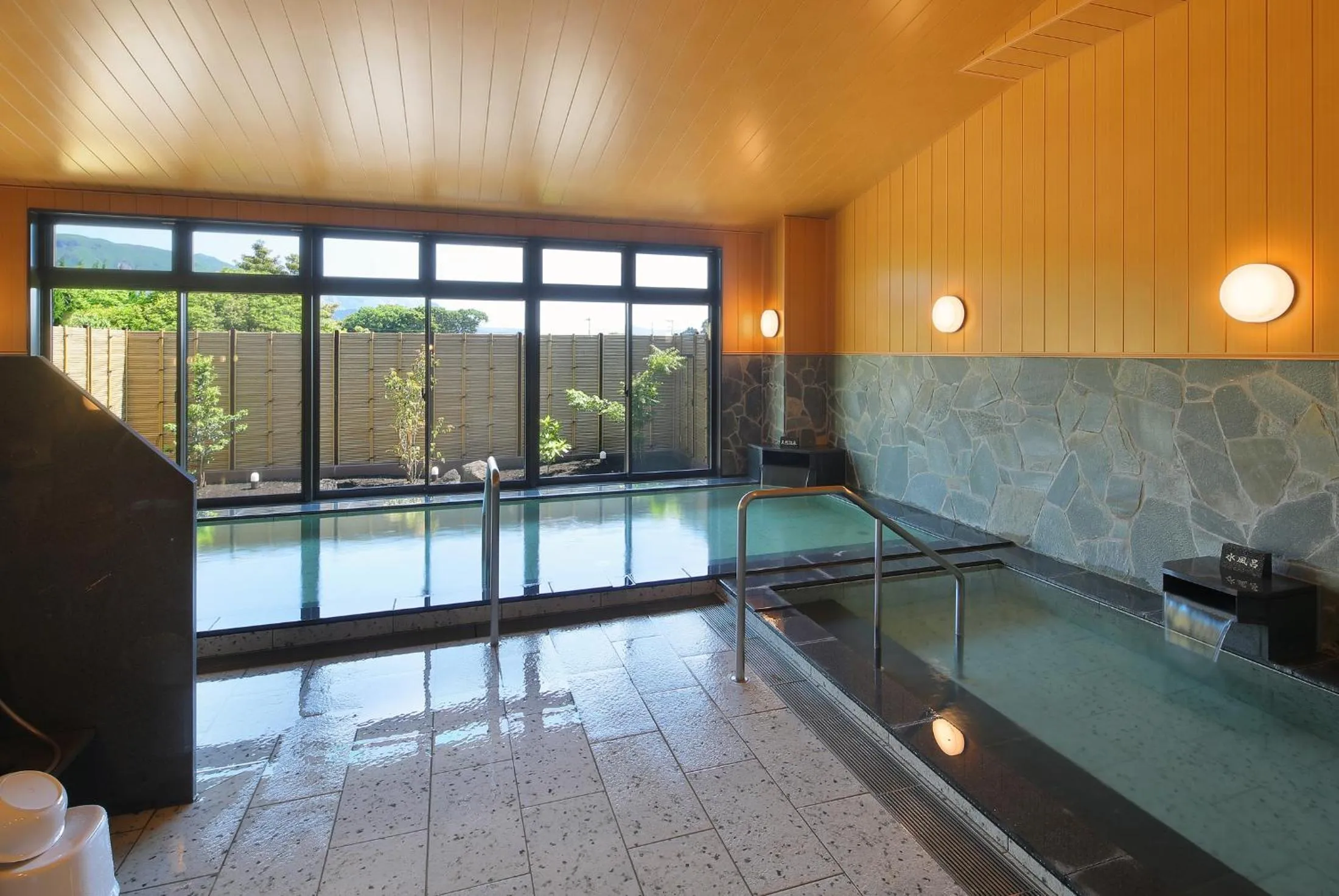 Hot Spring Bath in Aso Hakuun Sanso