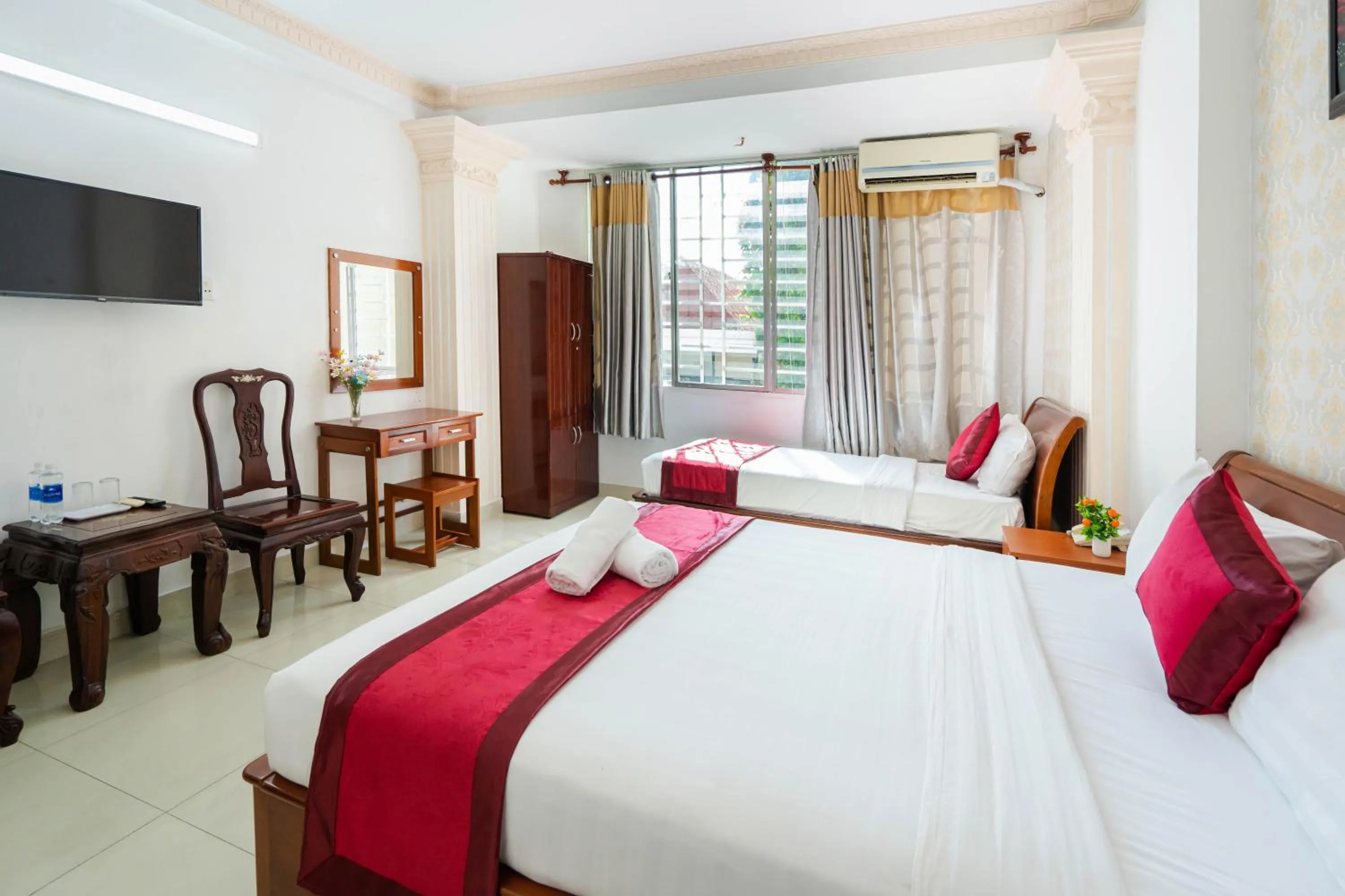 Bed in New York Hotel Pham Ngu Lao