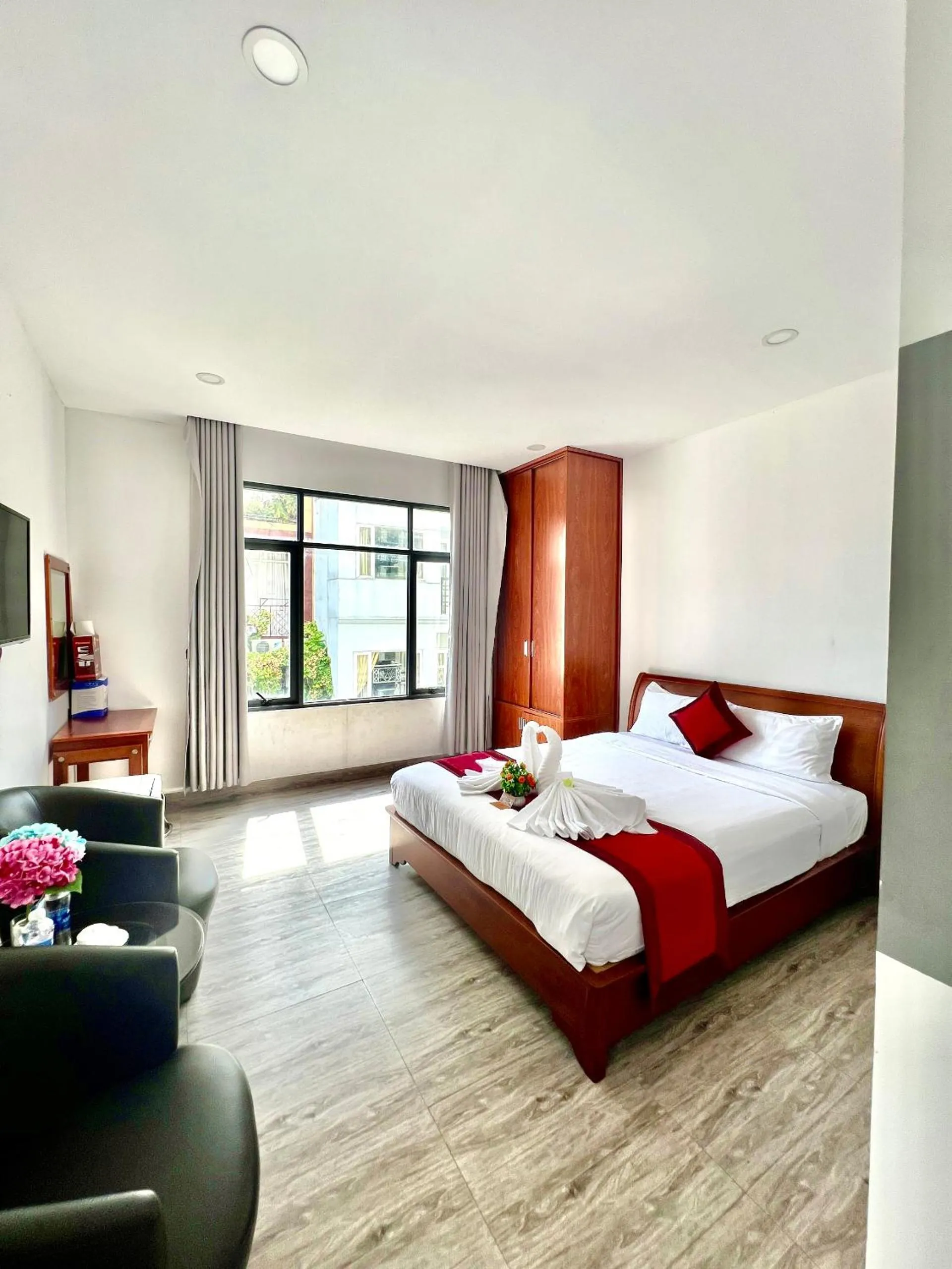 Bed in New York Hotel Pham Ngu Lao