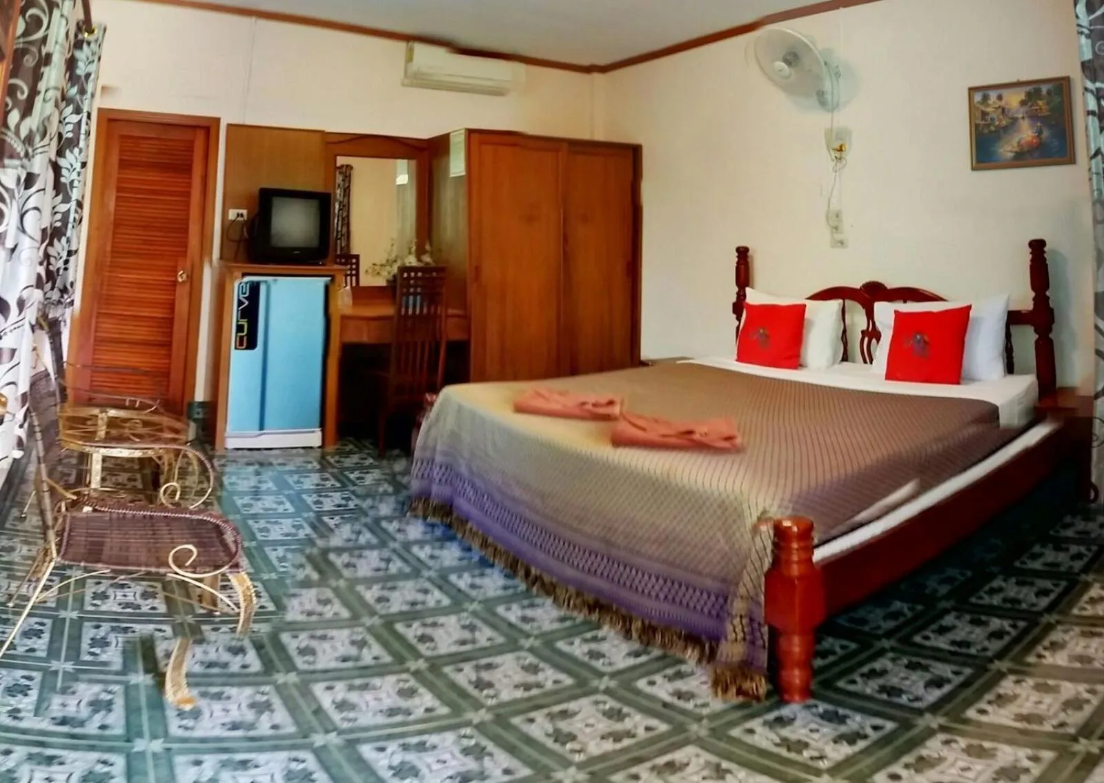 Photo of the whole room, Bed in Anawin Bungalows