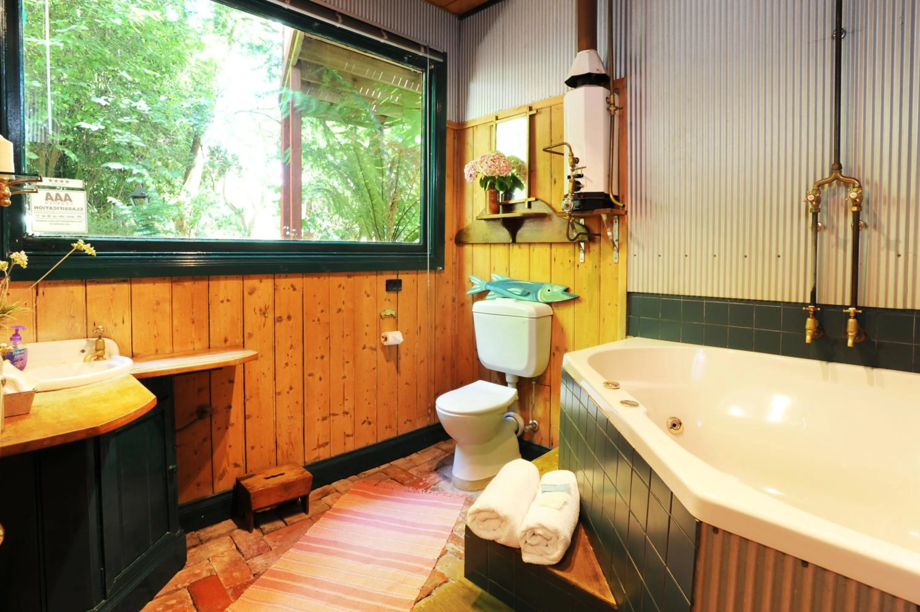 Bathroom in Como Cottage Accommodation