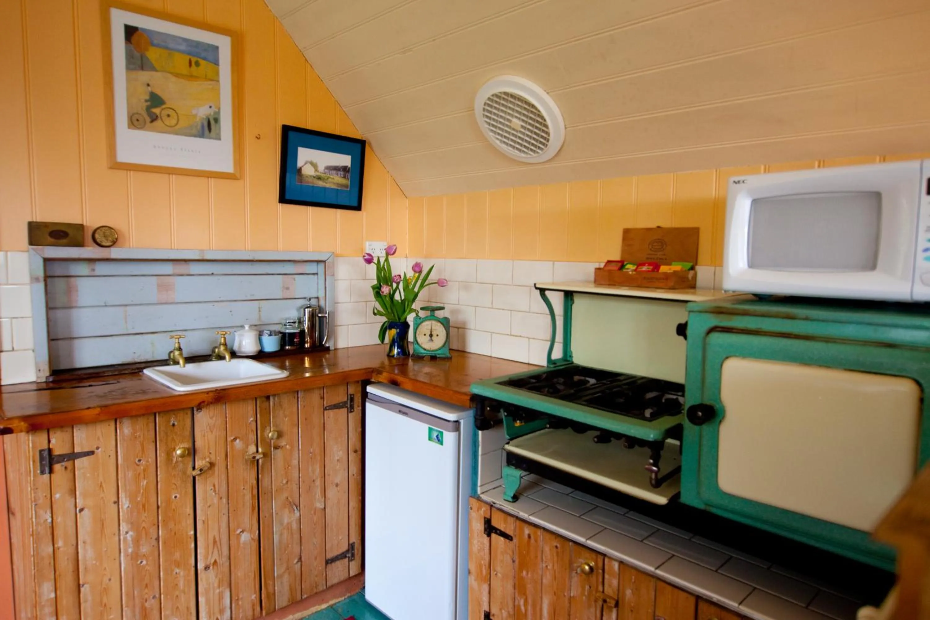 Kitchen or kitchenette in Como Cottage Accommodation