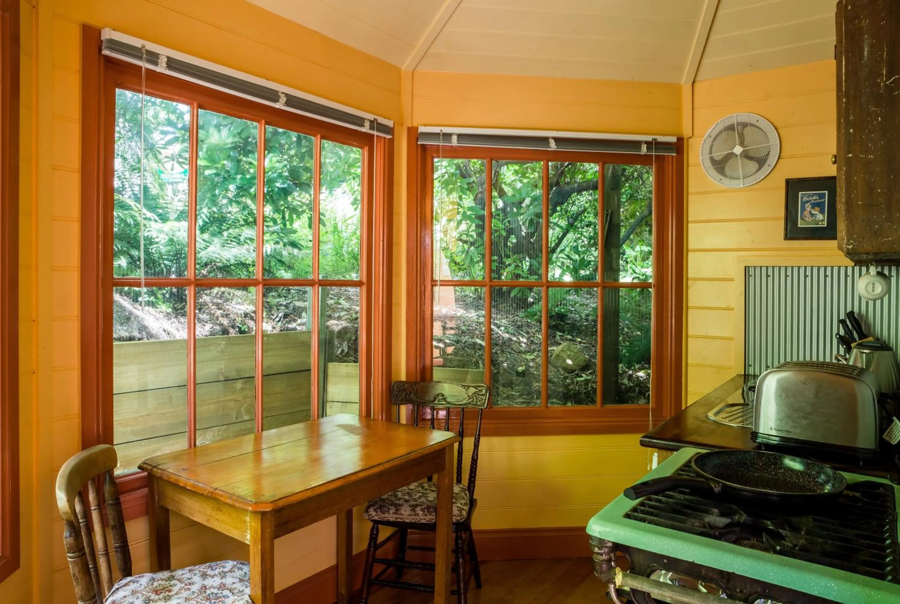 Kitchen or kitchenette in Como Cottage Accommodation